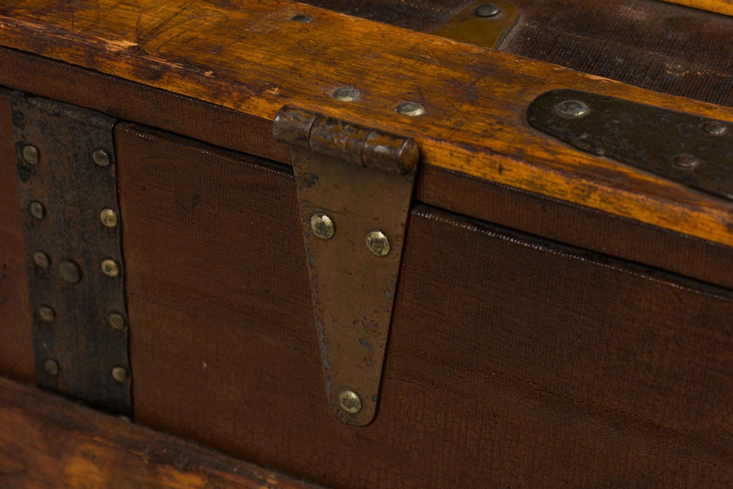 American Victorian Multi-Drawer Leather and Brass Steamer Trunk in vendita 7