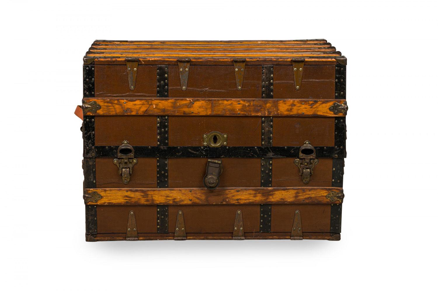 Baule vittoriano americano (fine 1800) con esterno in pelle marrone con chiusure e rivetti in ottone, 5 cassetti interni e maniglia in pelle su entrambi i lati (nome sul lato 