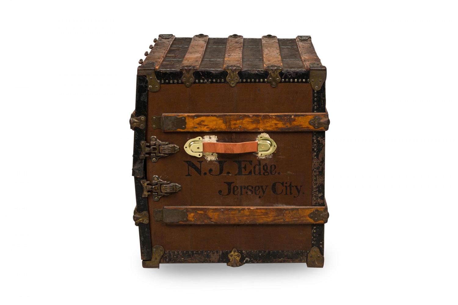 Coloniale britannico American Victorian Multi-Drawer Leather and Brass Steamer Trunk in vendita