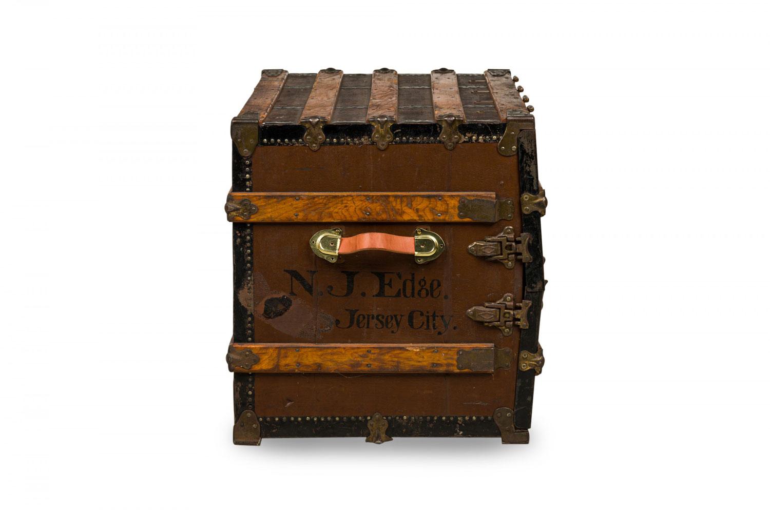 American Victorian Multi-Drawer Leather and Brass Steamer Trunk In condizioni buone in vendita a Queens, NY