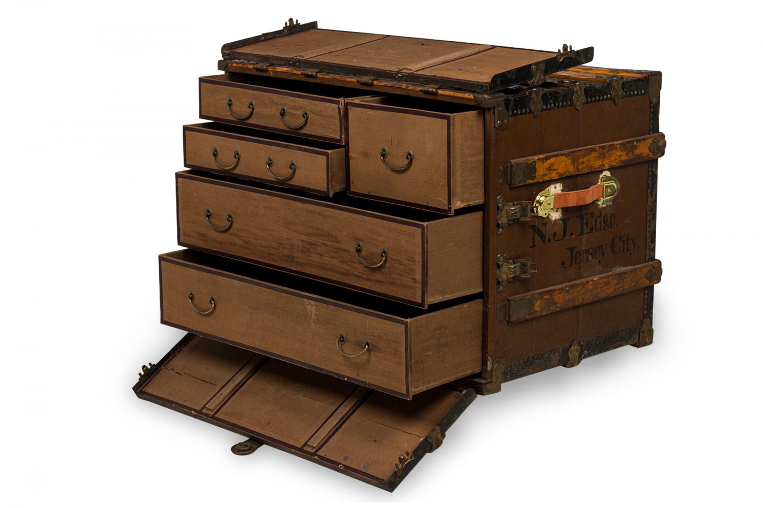 XIX secolo American Victorian Multi-Drawer Leather and Brass Steamer Trunk in vendita