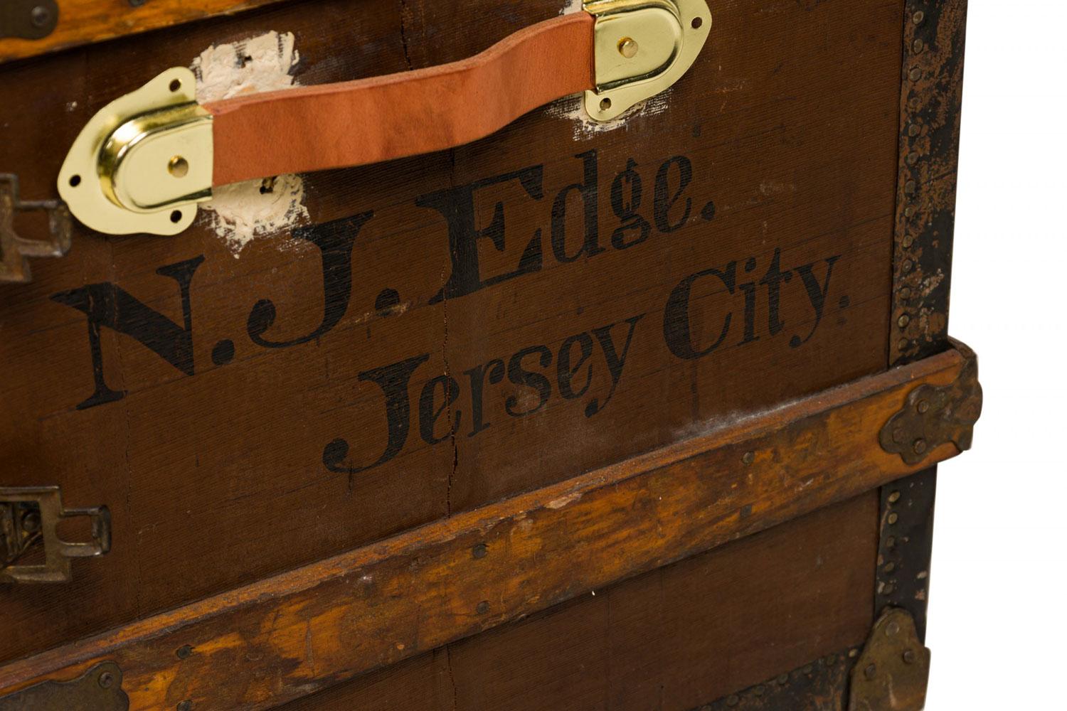 Ottone American Victorian Multi-Drawer Leather and Brass Steamer Trunk in vendita