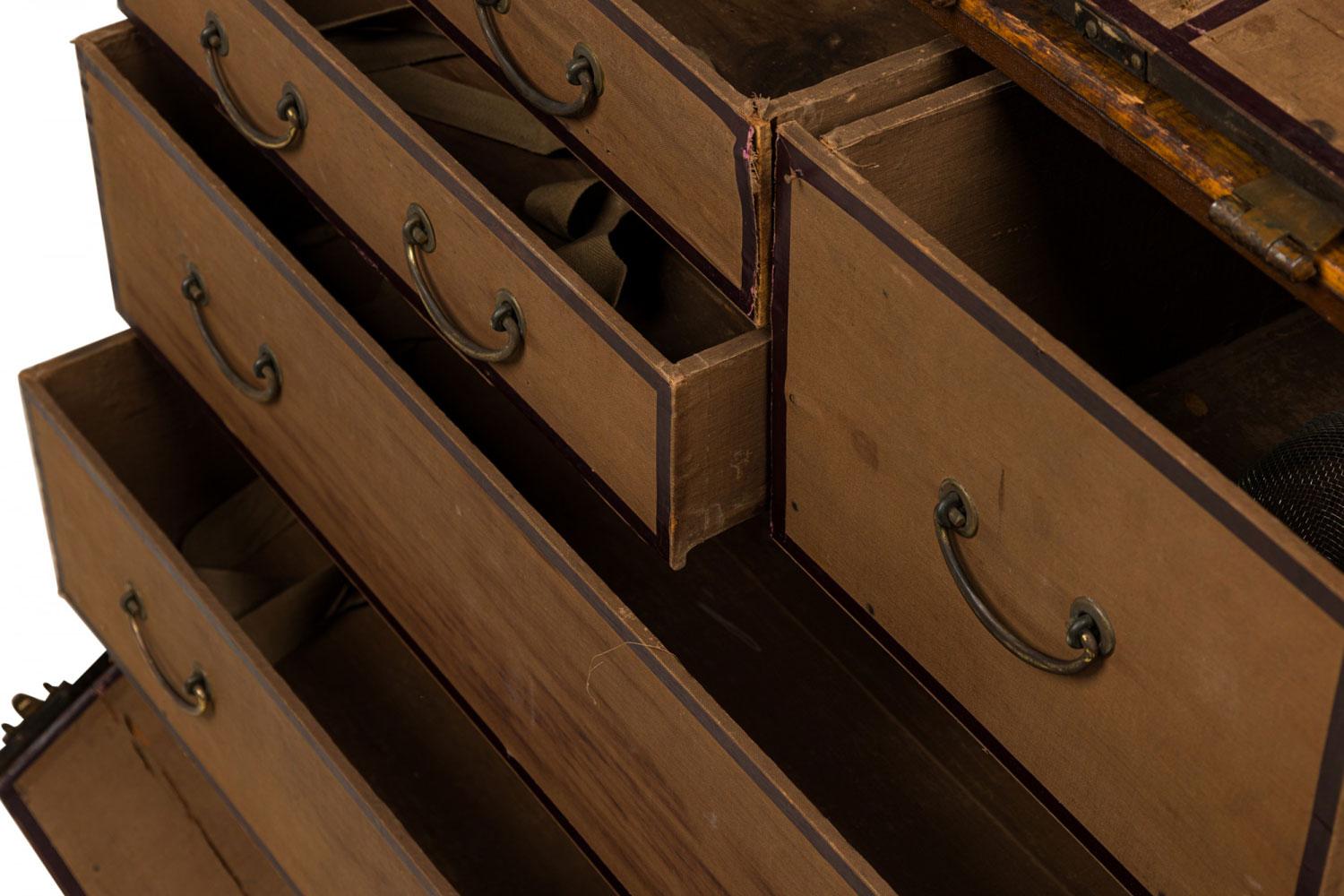 American Victorian Multi-Drawer Leather and Brass Steamer Trunk in vendita 1