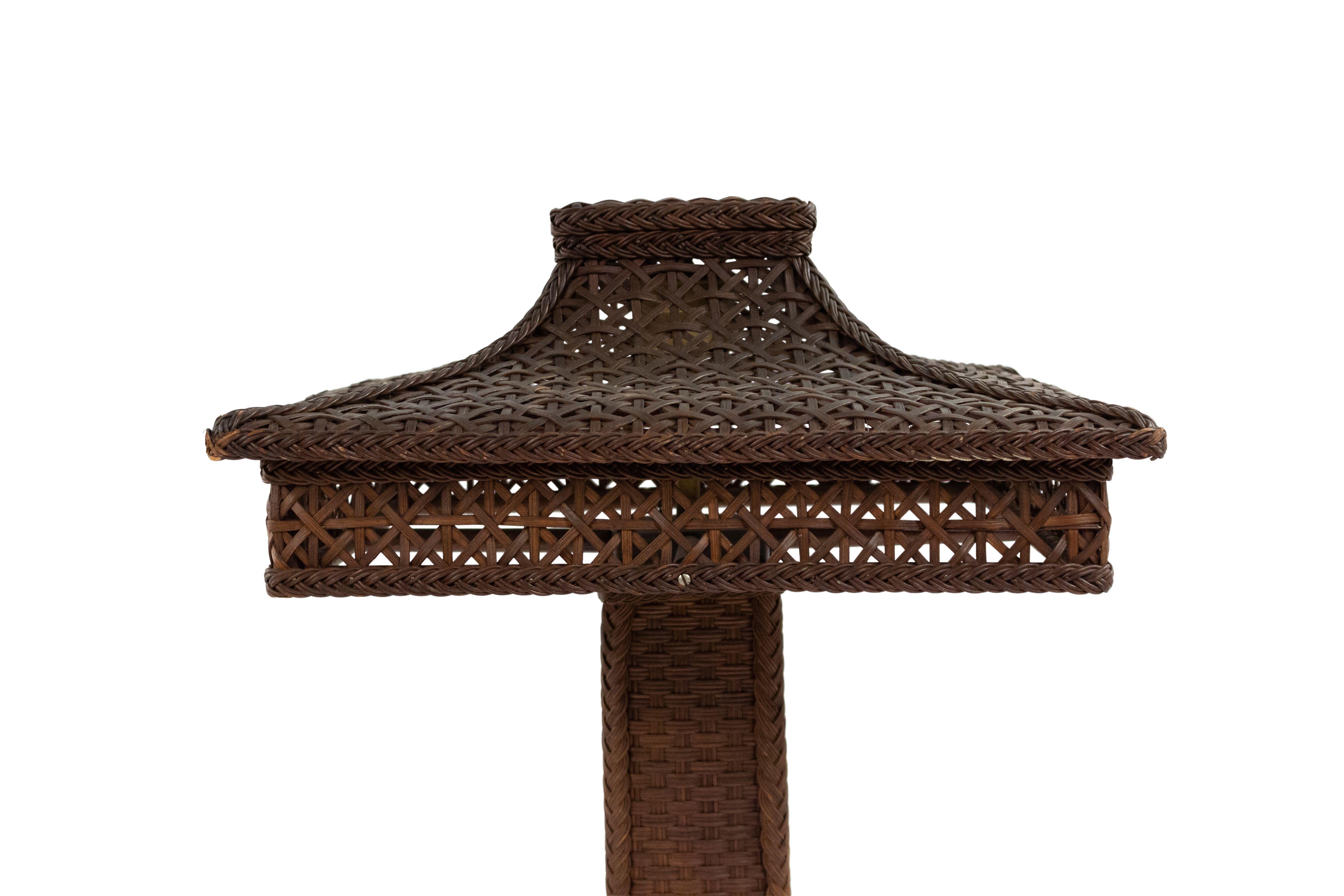 Grande lampe de table victorienne américaine en osier naturel avec un abat-jour carré filigrané reposant sur une base carrée tressée (label HEYWOOD BROS WAKEFIELD)
