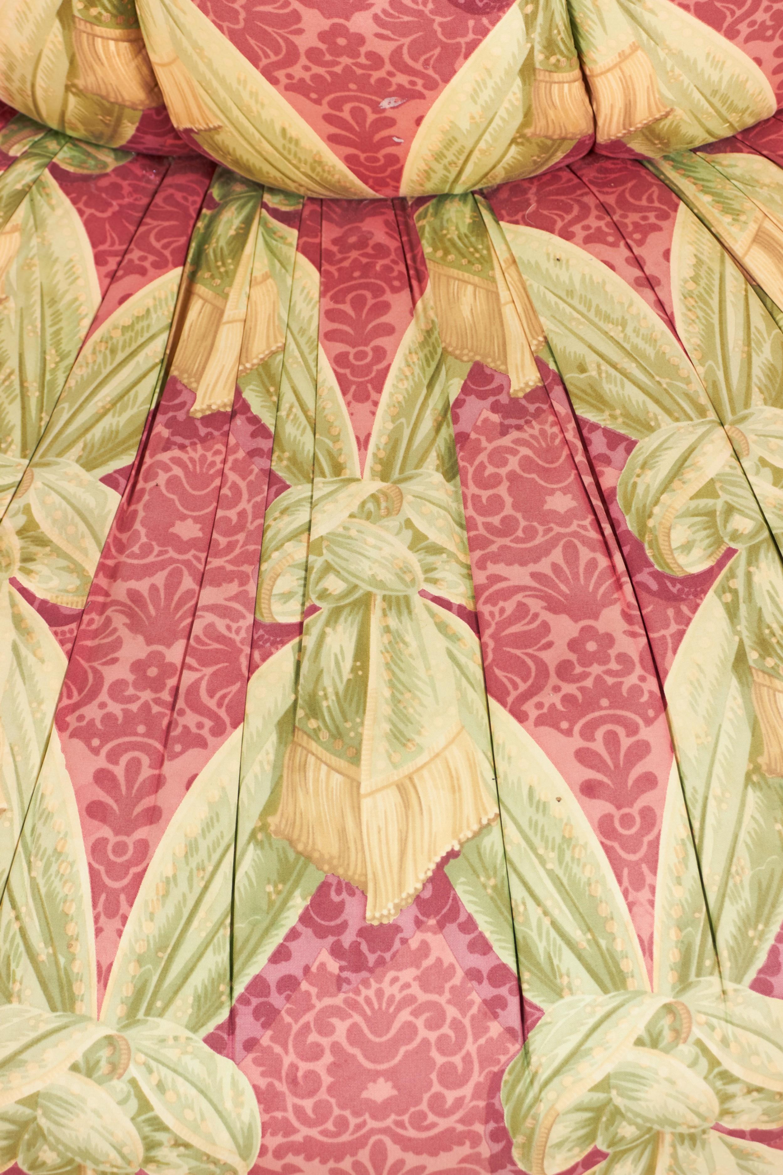 Amerikanischer viktorianischer gepolsterter runder Stoff aus Eiche und rosa und grünem gemustertem Stoff  im Zustand „Gut“ im Angebot in New York, NY
