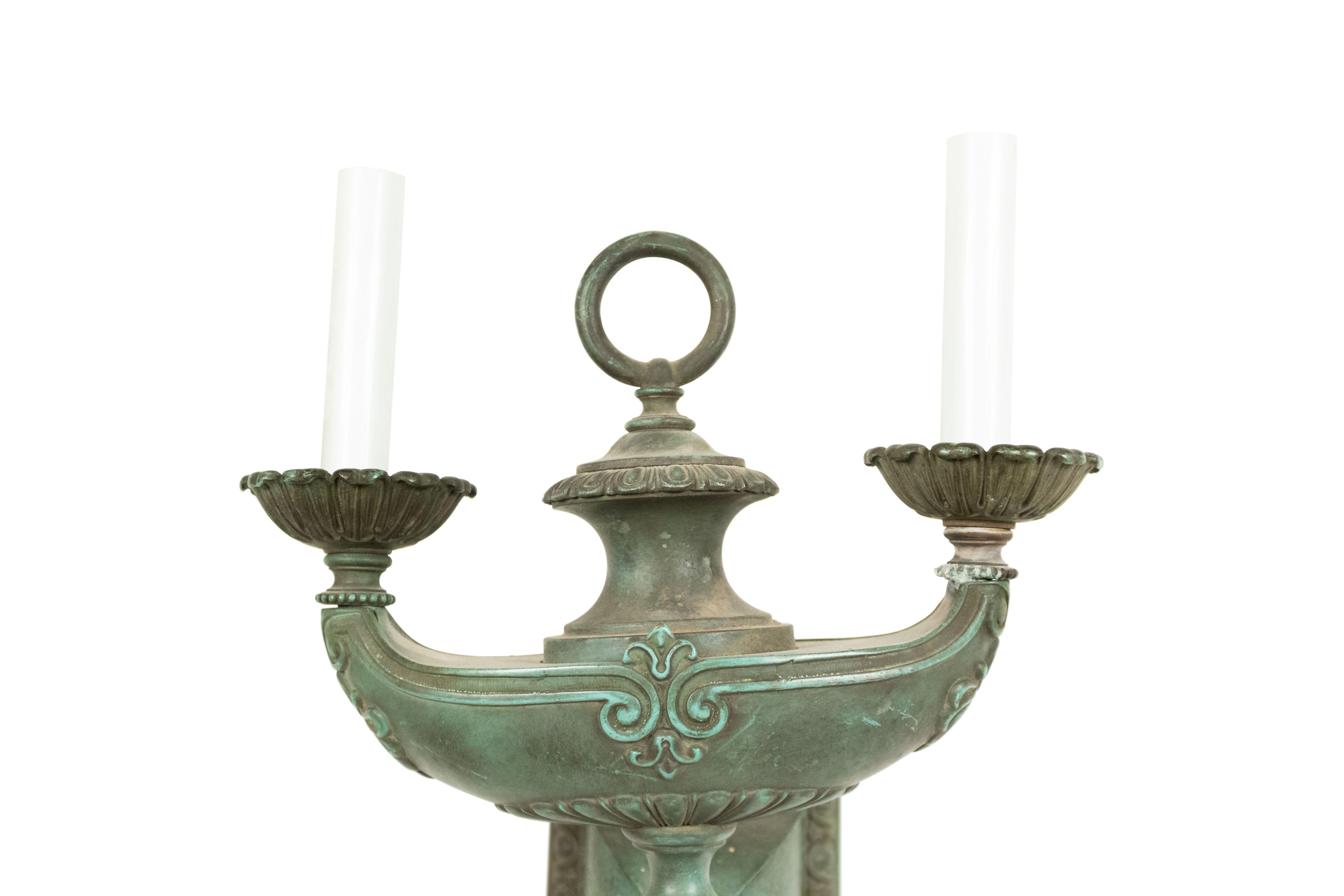 Applique murale victorienne américaine en bronze (avec patine verte) avec un design de lampe Aladin à deux lumières, un fond en forme d'épi et un sommet en forme d'anneau.
 