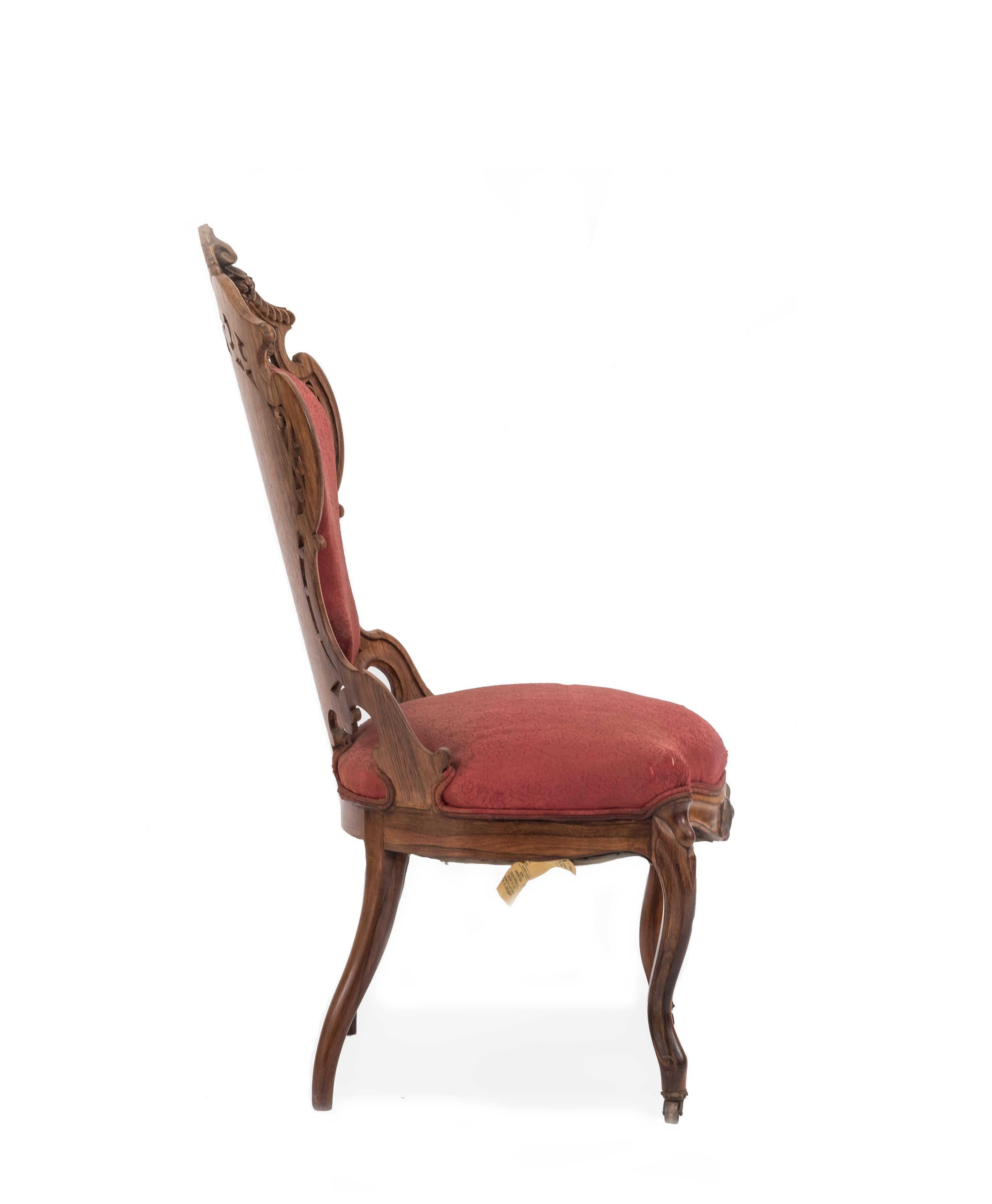 Pareja de sillas auxiliares victorianas americanas de damasco rojo Estadounidense en venta