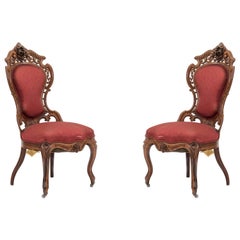 Paire de chaises d'appoint américaines victoriennes en damas rouge