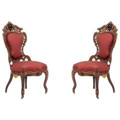 Paire de chaises d'appoint américaines victoriennes en damas rouge