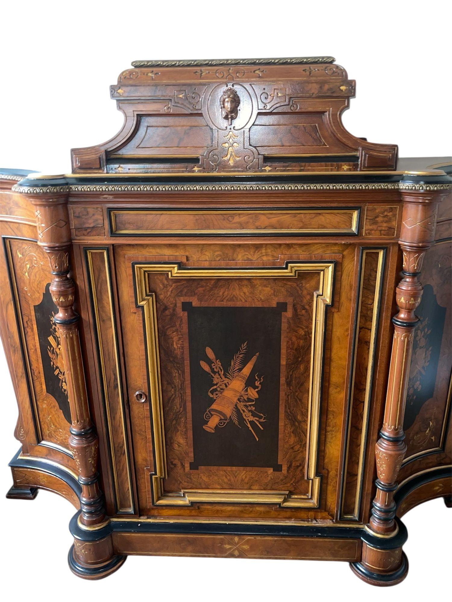 Exceptionnel cabinet néo-renaissance américain, datant de la fin du XIXe siècle (vers 1875), finement ouvragé en noyer avec placages de ronce de noyer, garnitures ébonisées et rehauts de dorure. La forme architecturale témoigne de la grandeur et de