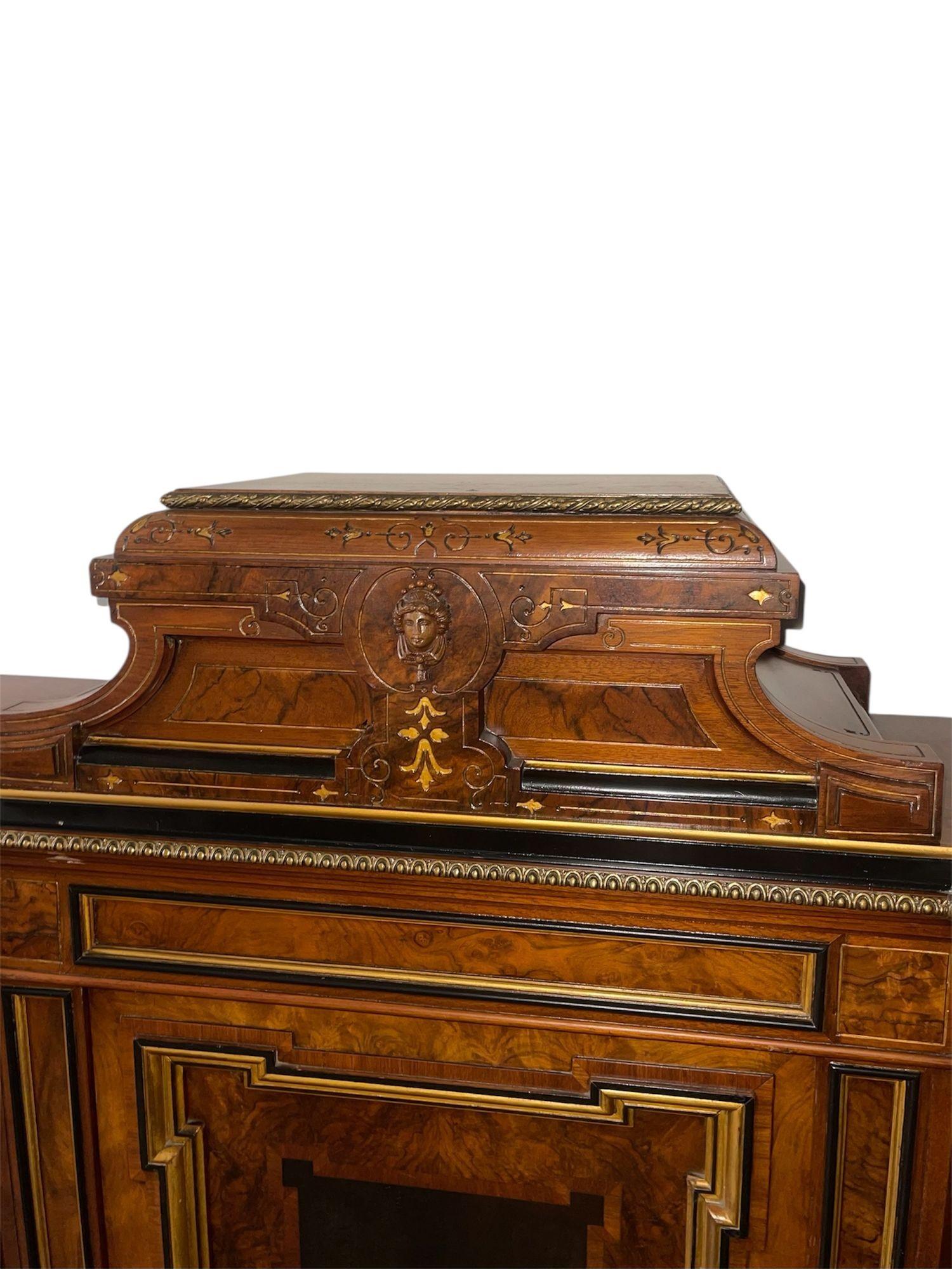 Noyer Cabinet victorien américain de style néo-renaissance, vers 1875. en vente