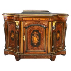 Buffet victorien américain de style Revive Renaissance en noyer et bois de satin Circa 1870