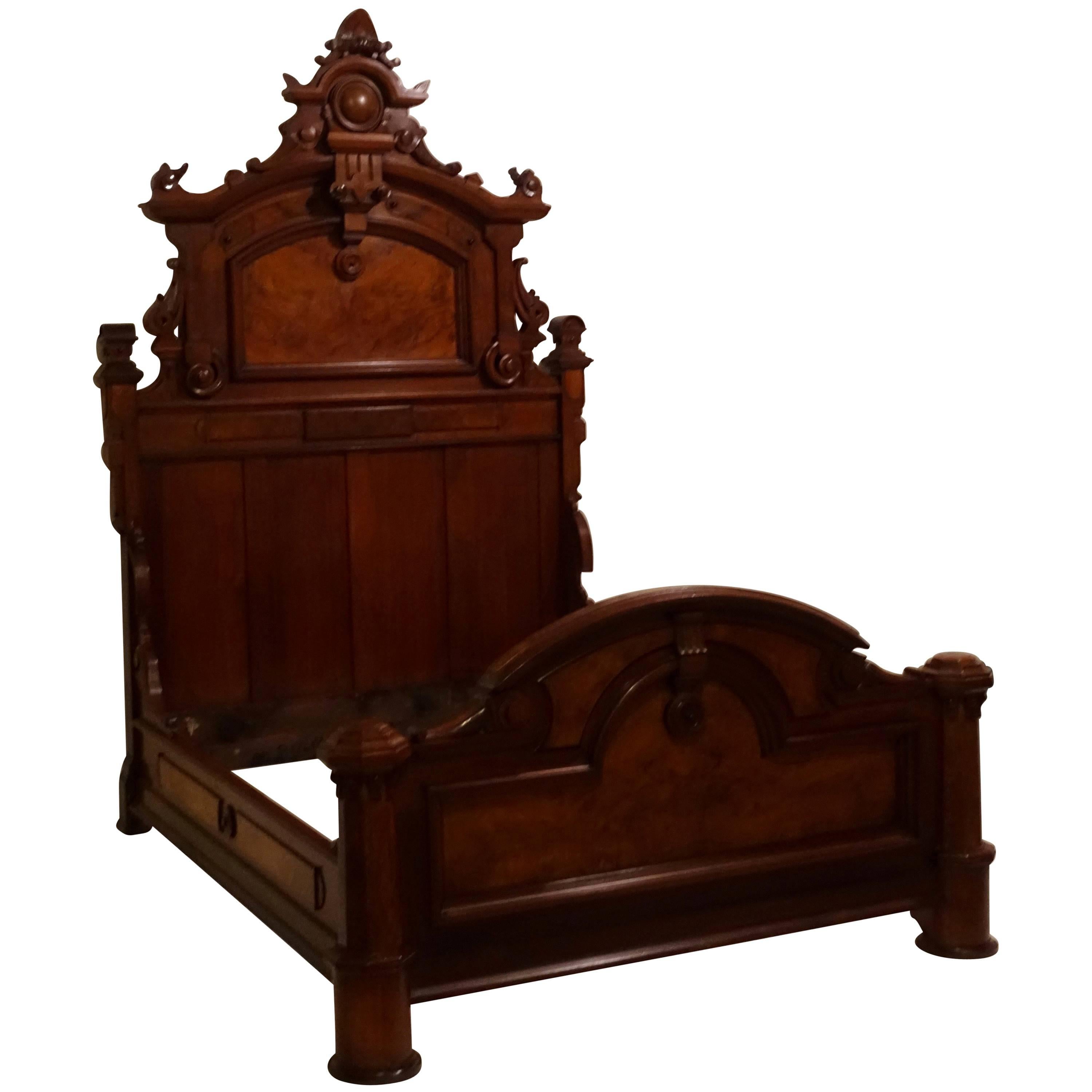 Lit victorien américain de la Renaissance en noyer et ronce de noyer:: vers 1880