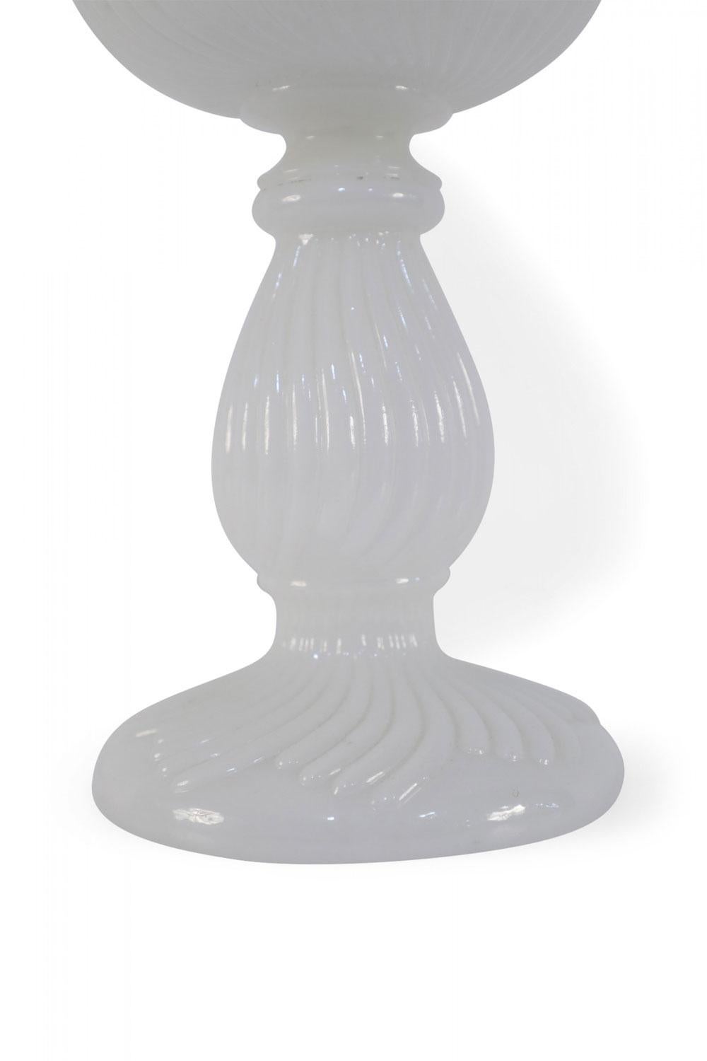 Lámpara de mesa victoriana americana de cristal de leche acanalado en venta 3