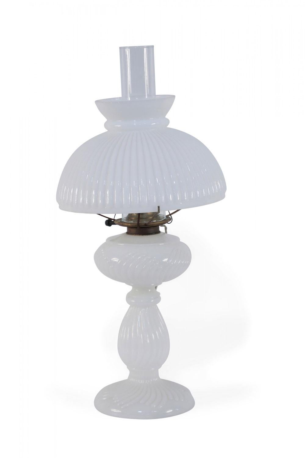 Lámpara de mesa victoriana americana de cristal de leche acanalado Estadounidense en venta