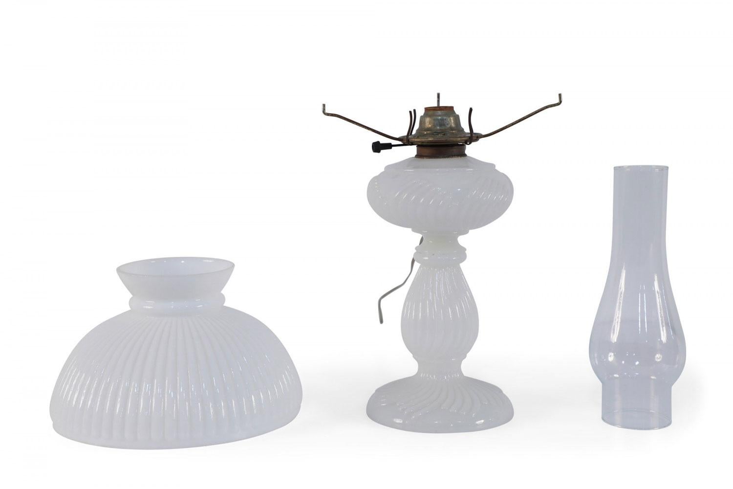 Lámpara de mesa victoriana americana de cristal de leche acanalado en Bueno estado para la venta en Queens, NY