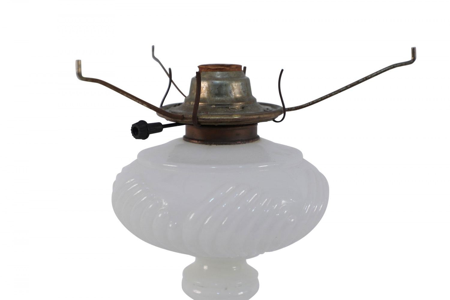 Lámpara de mesa victoriana americana de cristal de leche acanalado siglo XIX en venta