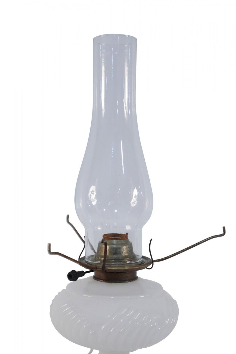 Lámpara de mesa victoriana americana de cristal de leche acanalado Latón en venta