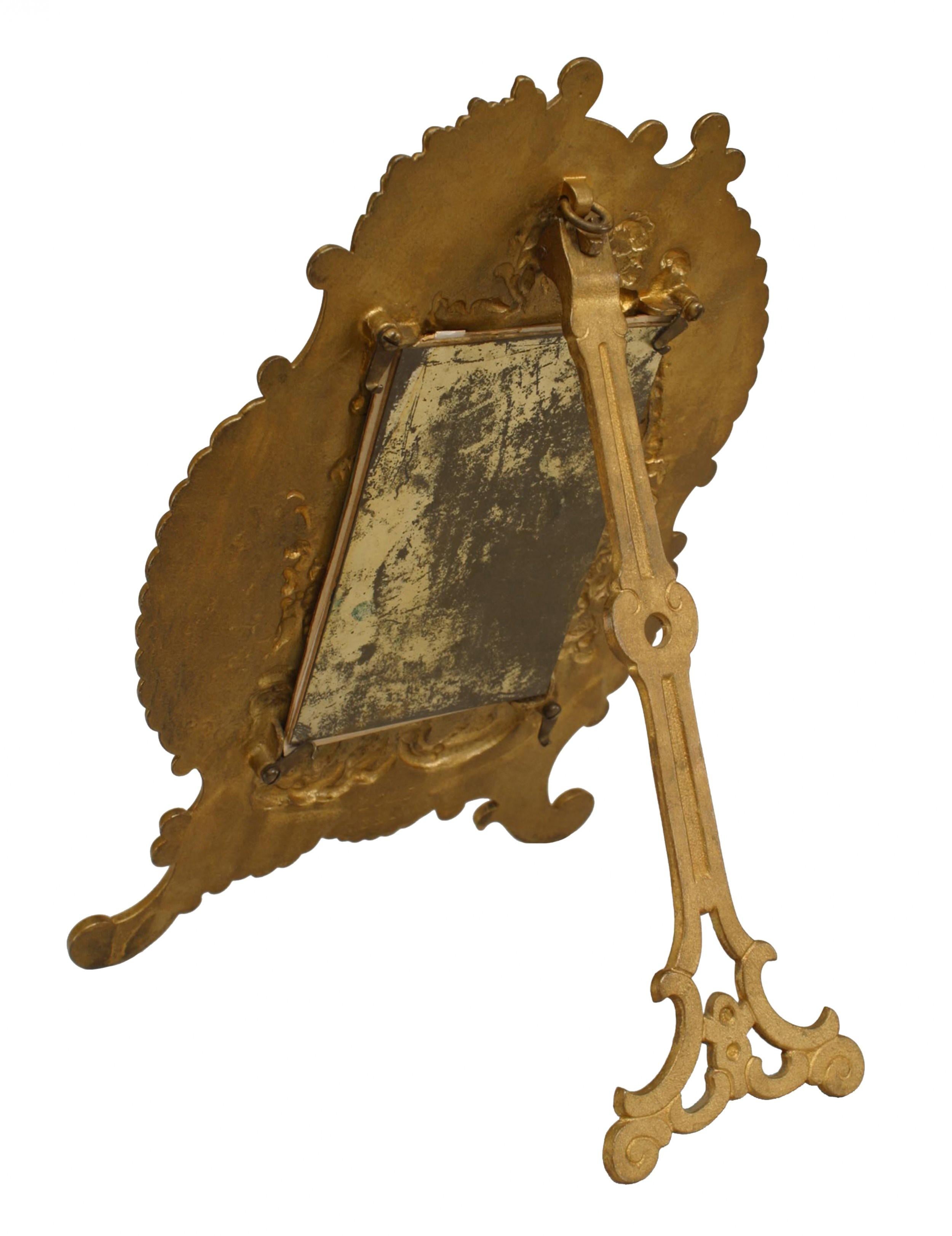 Cornice da cavalletto americana vittoriana in stile rococò in metallo dorato e dipinto di rosa con motivo a volute (marcata: N.B.&I.W. 2025)