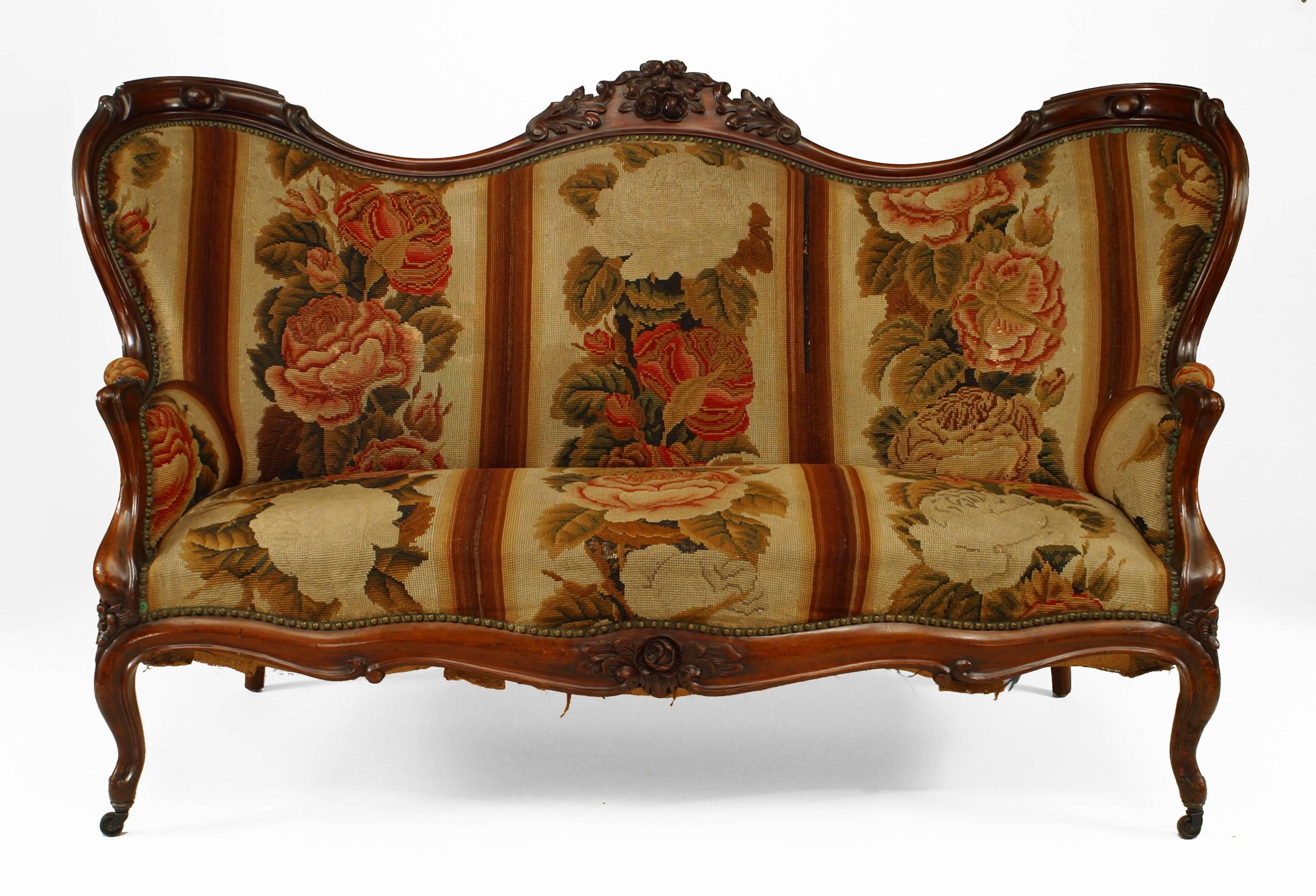 11er-Set aus amerikanischem viktorianischem Palisanderholz mit geschnitzter Rückenlehne und floralen Nadelspitzenpolstern (Sofa, 4 Sessel, 6 Beistellstühle)
