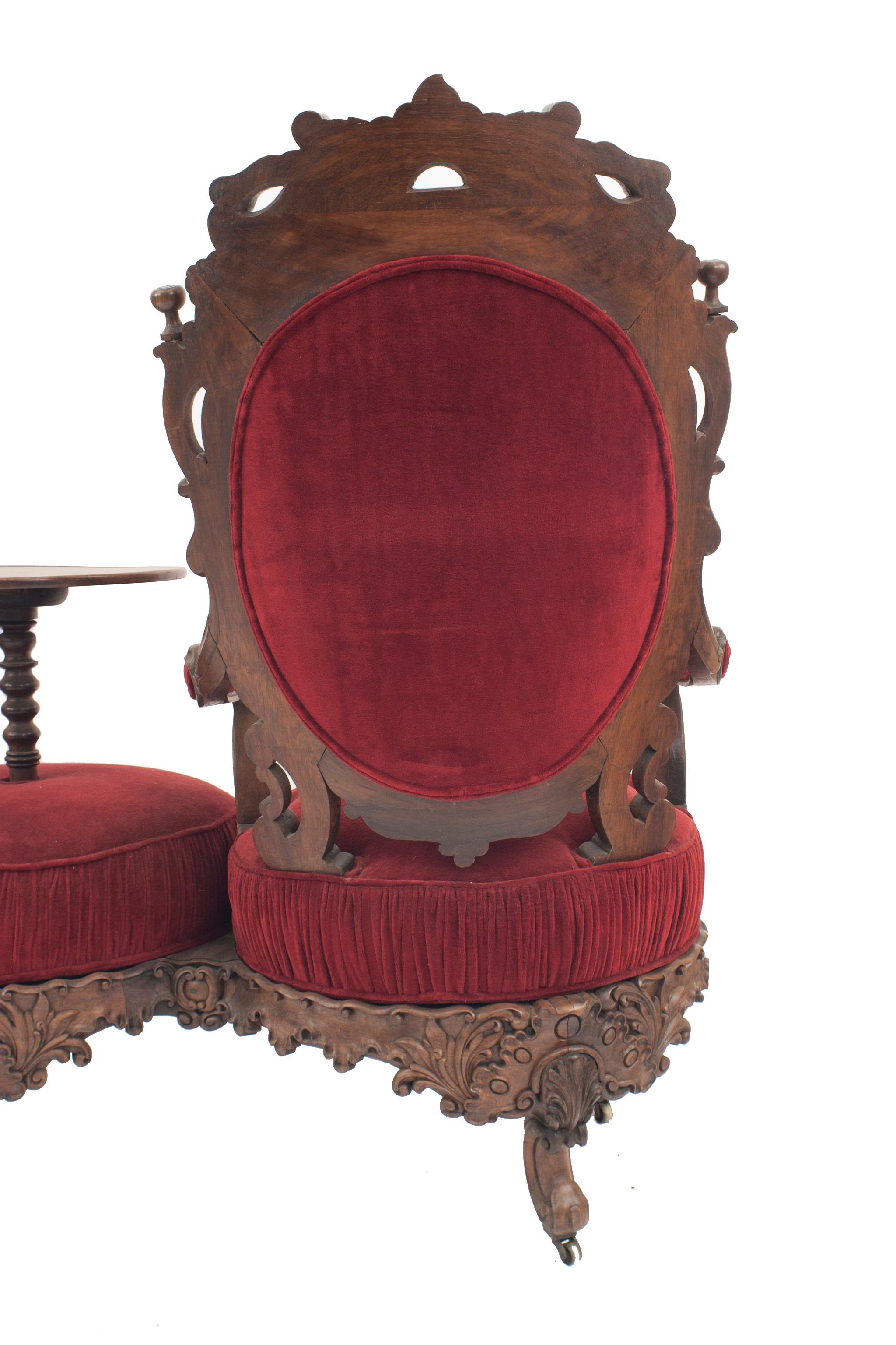 American Victorian Red Velvet Tete-a-tete In Good Condition For Sale In New York, NY