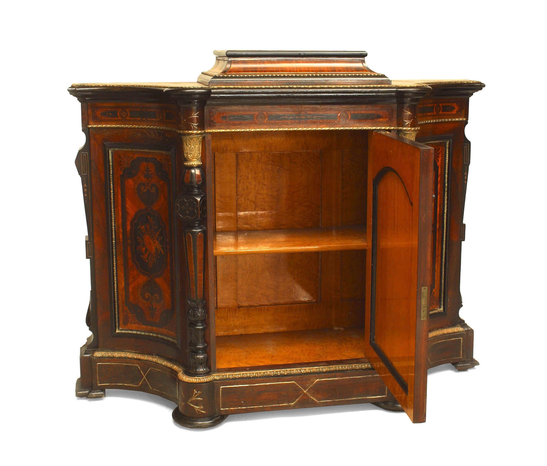 Credenza vittoriana americana in palissandro di Eastlake (NY) con finiture in bronzo ed ebanizzate. Ha una piattaforma centrale rialzata su pannelli laterali concavi intarsiati e un'anta anteriore interna in acero. (Mancano le finiture in bronzo sul