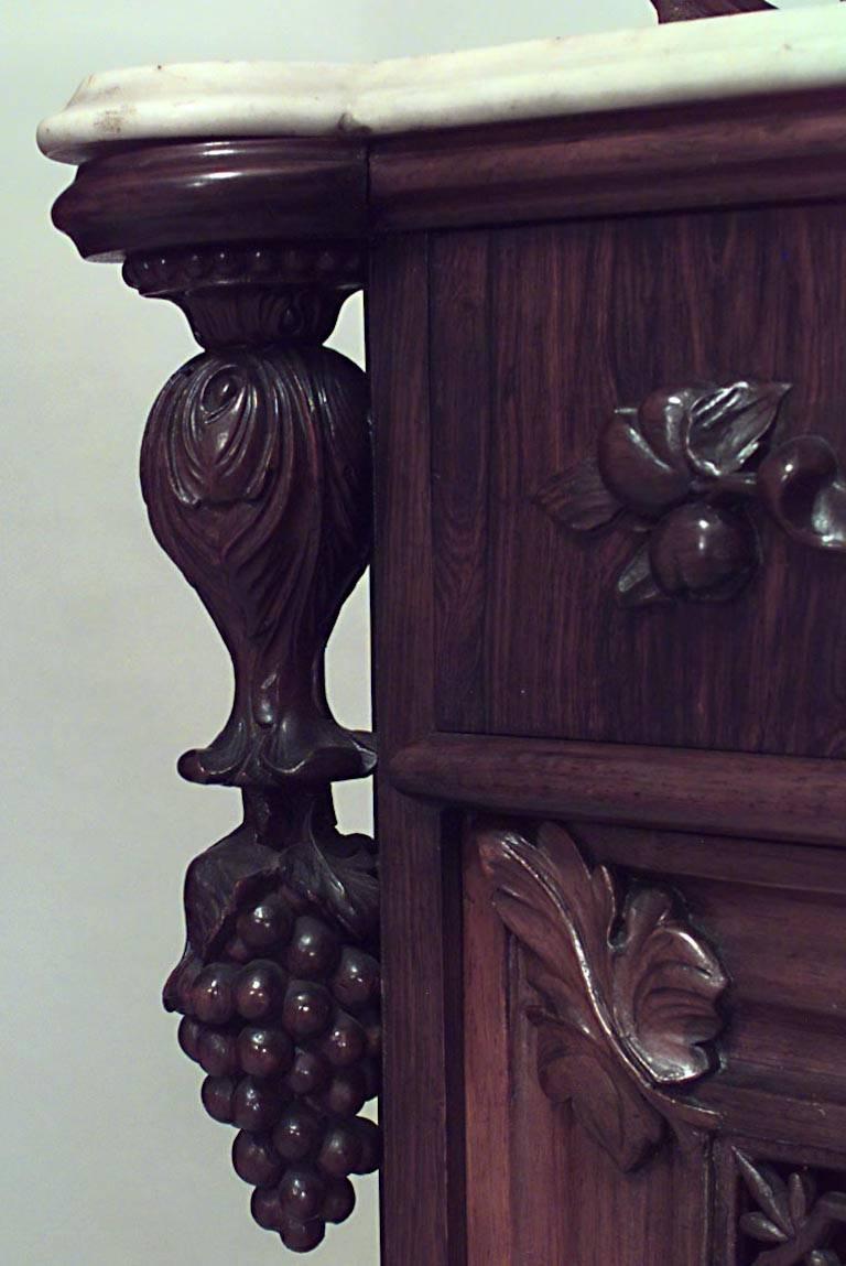 Meuble buffet victorien en bois de rose avec 2 portes sculptées en filigrane sous un seul tiroir et une structure supérieure à 3 niveaux avec un fond de miroir (Attribué à JOHN HENRY BELTER)
