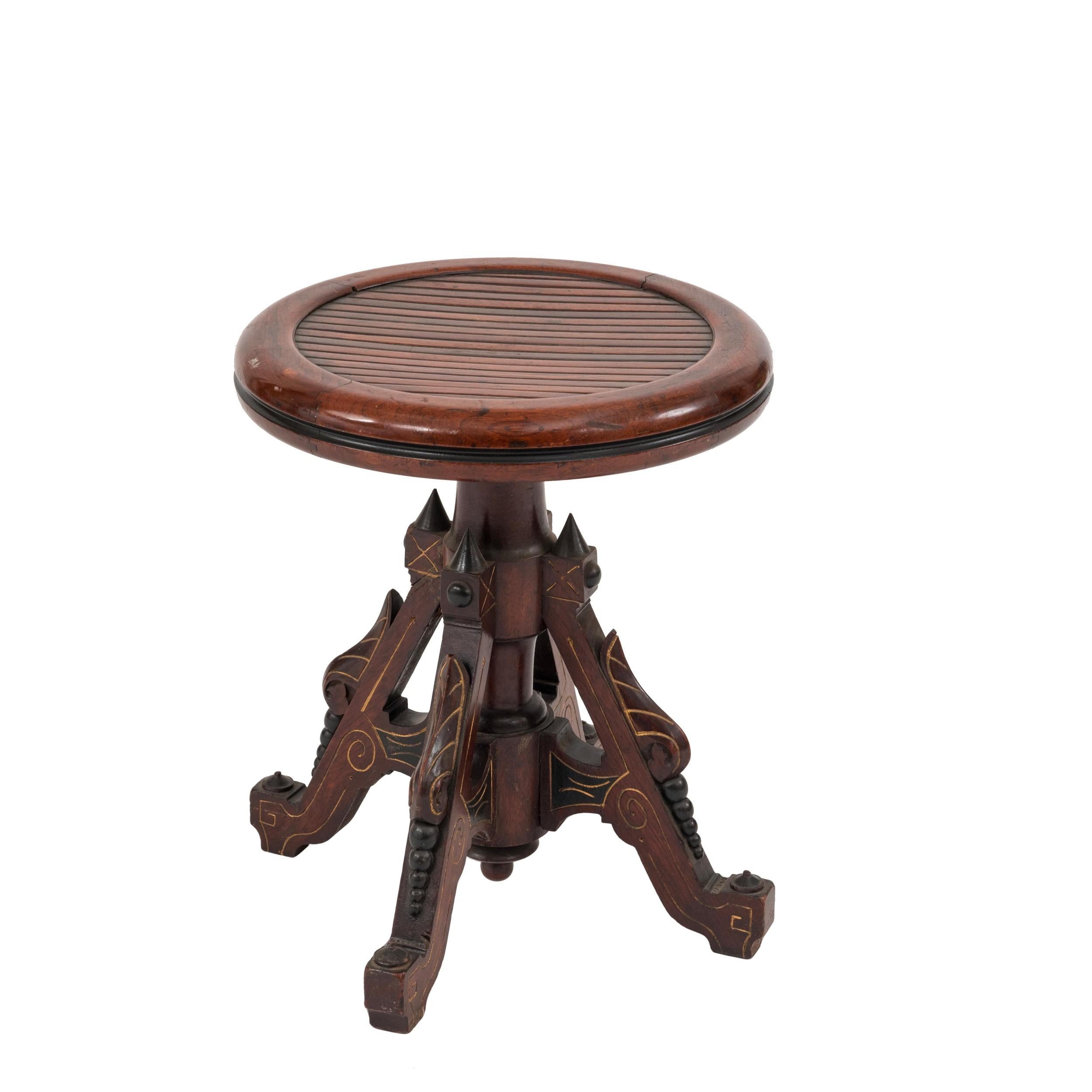 Amerikanischer viktorianischer Drehhocker aus Palisanderholz im Eastlake-Stil (um 1865) mit runder Lattenplatte und ebonisierten und vergoldeten Verzierungen.