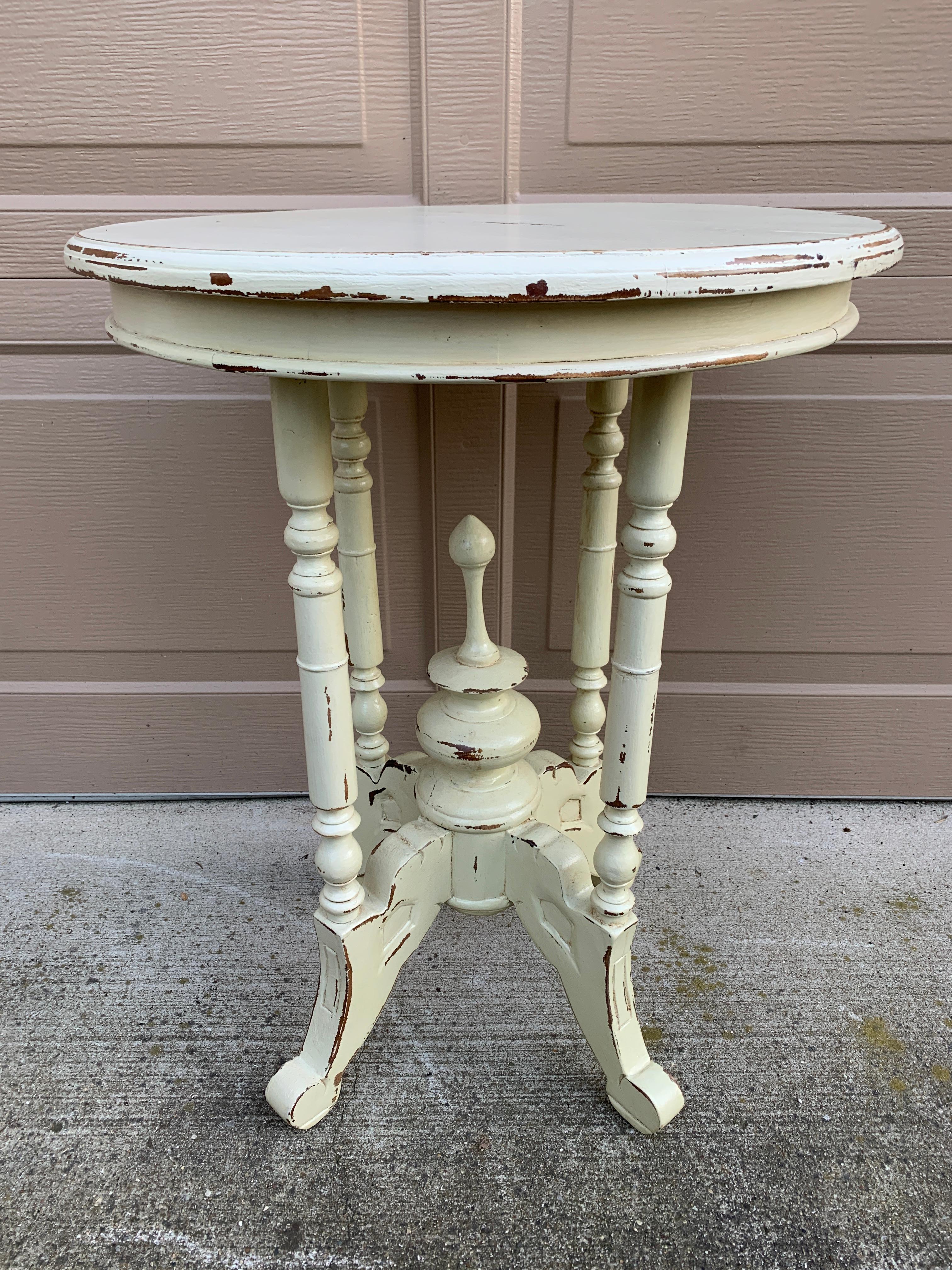 A gorgeous Victorian style round side table on four legs

Circa late 20th century

Painted carved walnut in antique white.

Measures: 19.75