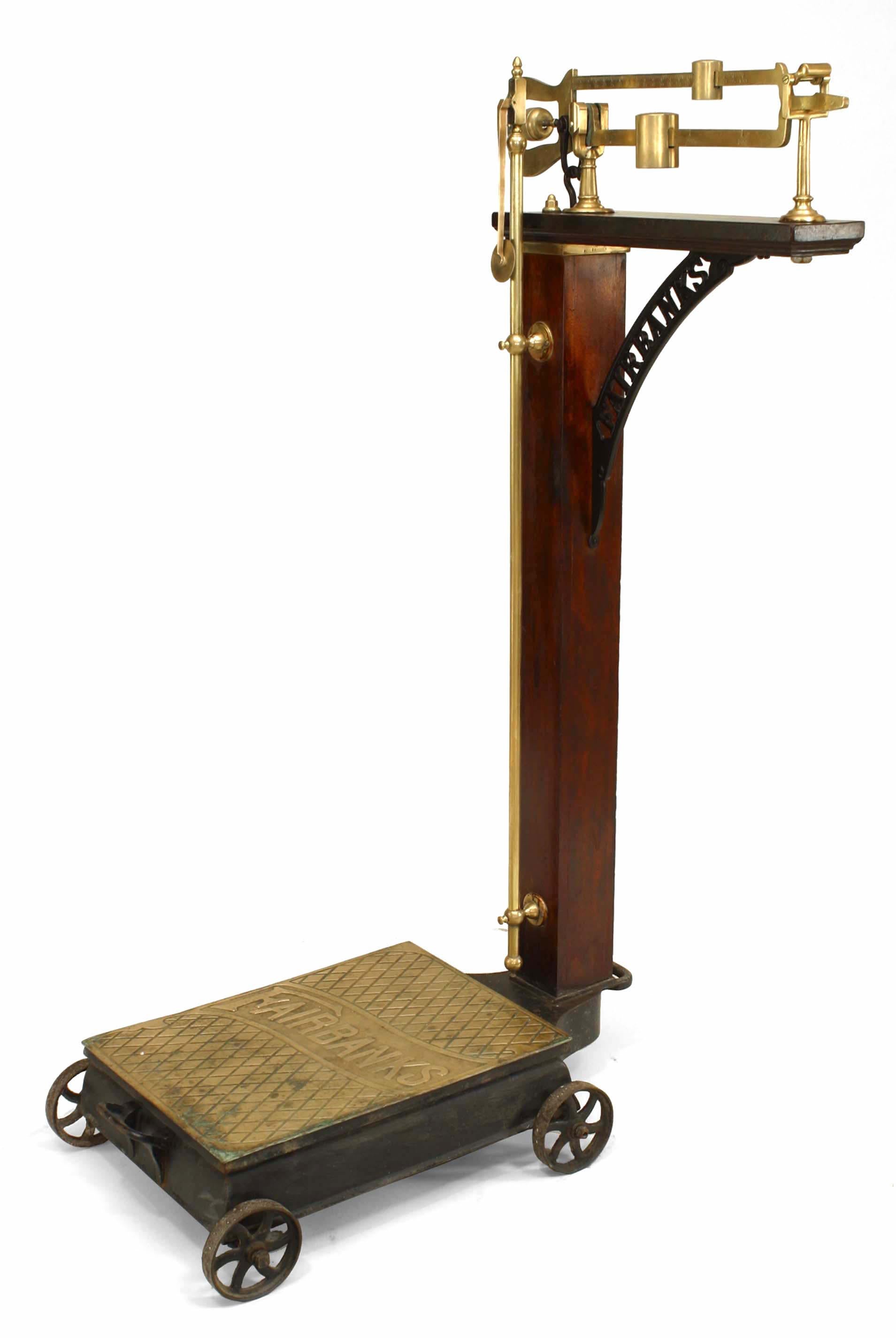 Amerikanische viktorianische Standwaage mit Mahagoni-Mittelsäule und Gewichts- und Höhenmaß aus Messing  mit fahrbarem Sockel (signiert FAIRBANKS)