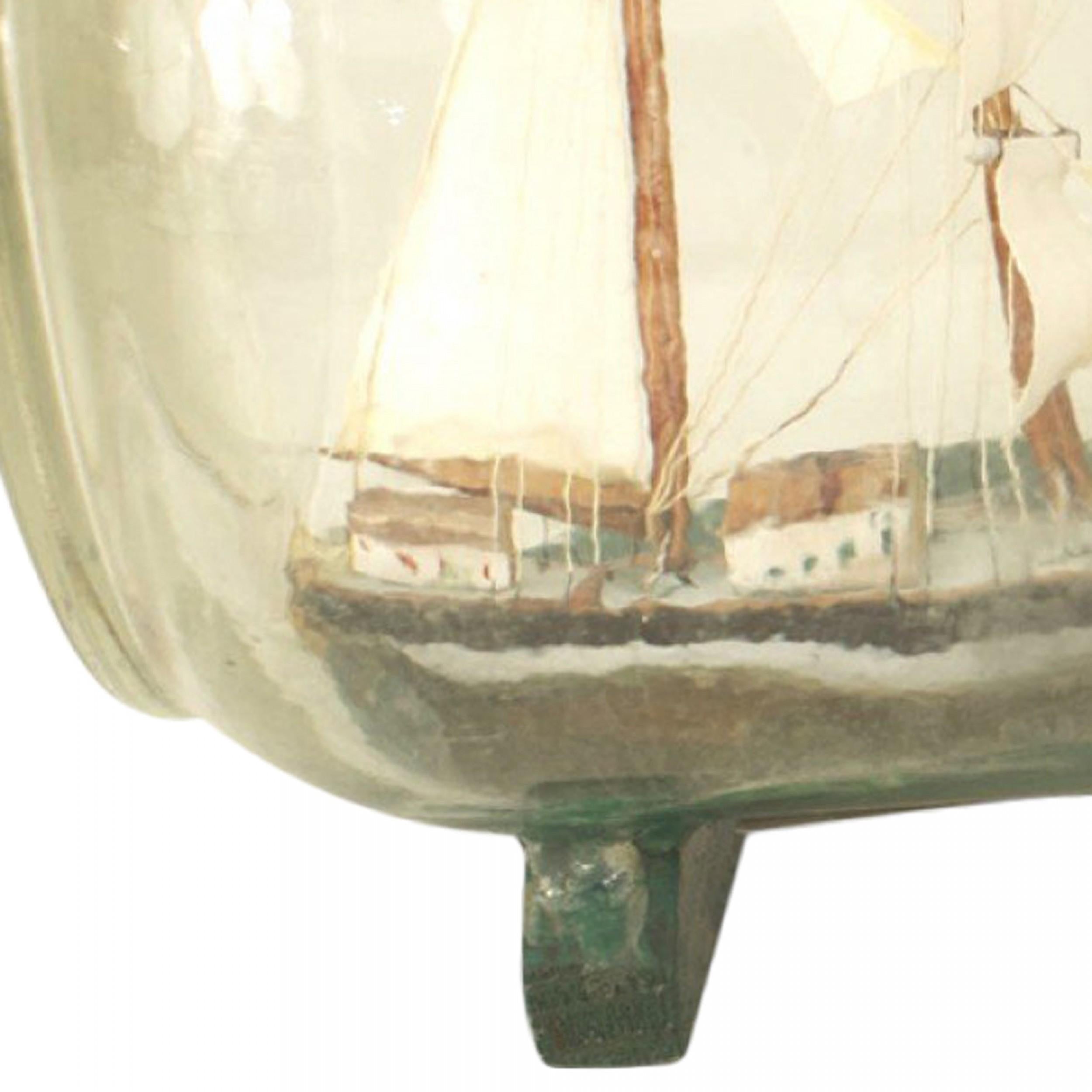 Colonial américain Voilier et phare victorien américain dans une bouteille en vente