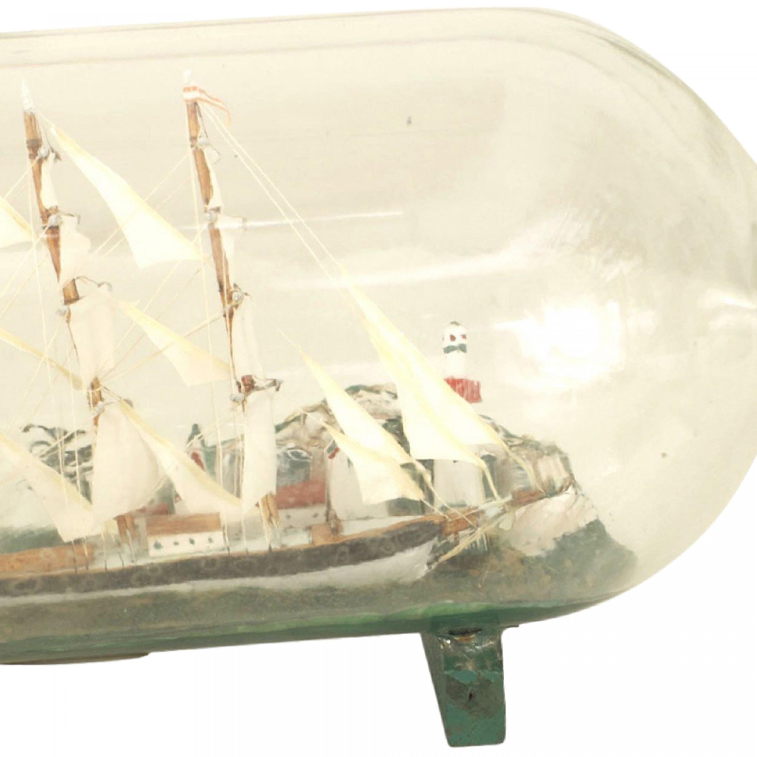 Américain Voilier et phare victorien américain dans une bouteille en vente