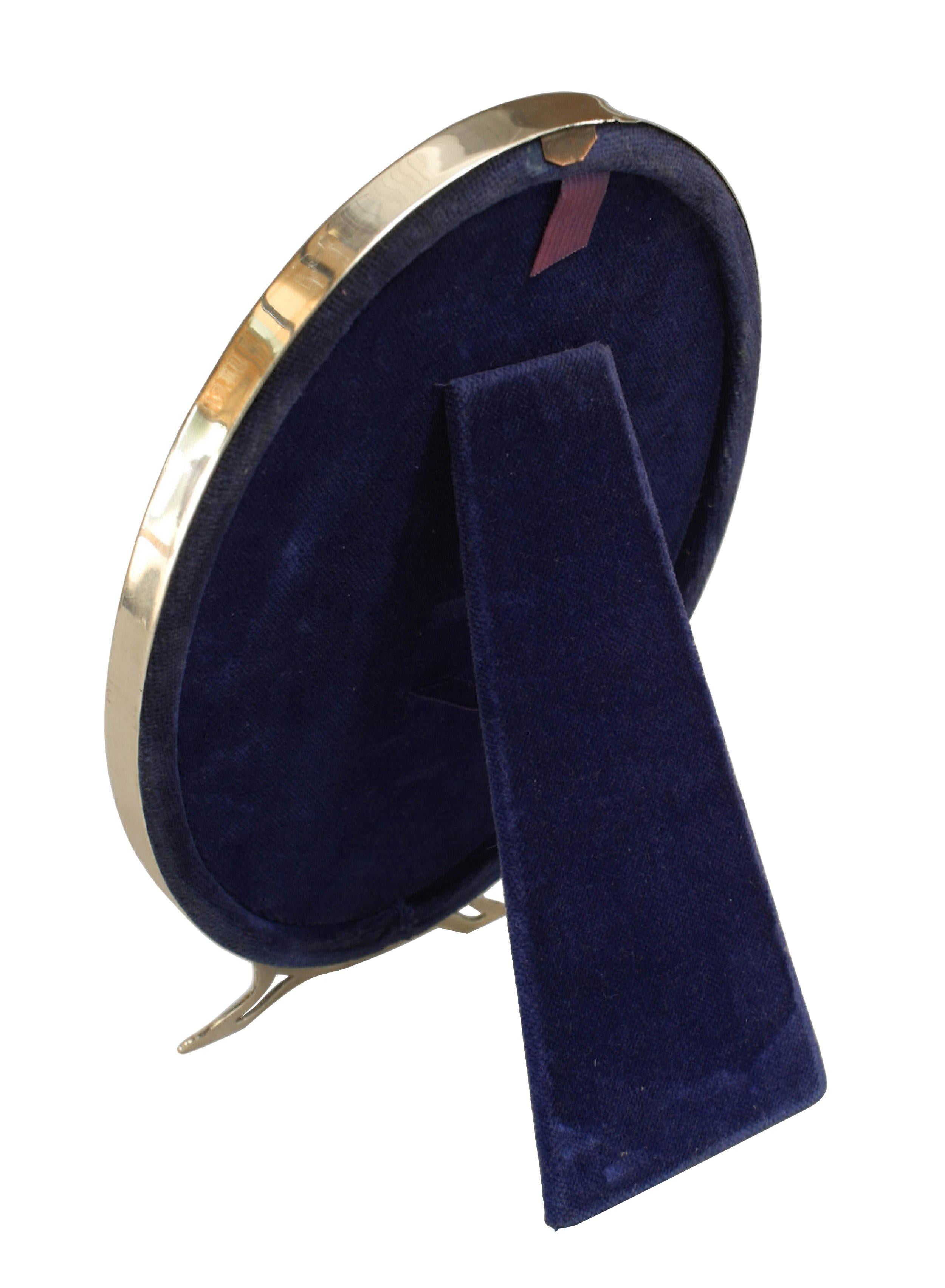 Cornice ovale da cavalletto in argento sterling in stile vittoriano, sollevata su 2 piedi aperti con supporto in velluto blu.