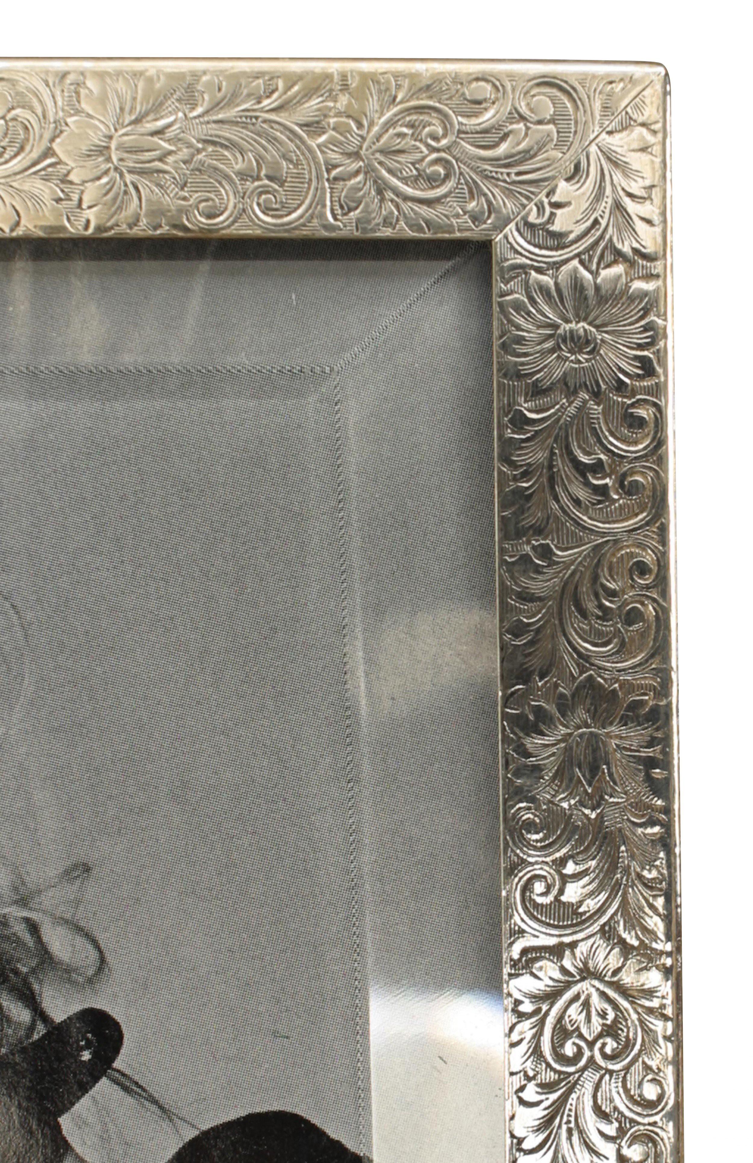 Cornice rettangolare da cavalletto in argento sterling in stile vittoriano americano con disegno floreale e a volute inciso e vetro smussato con supporto in velluto verde scuro (marcata: GERMAN SILVER)