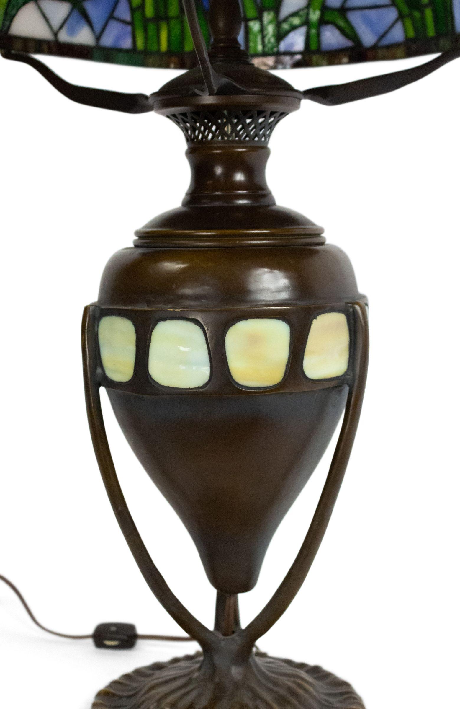 Amerikanische Tiffany-Tischlampe im viktorianischen Stil im Zustand „Gut“ im Angebot in New York, NY