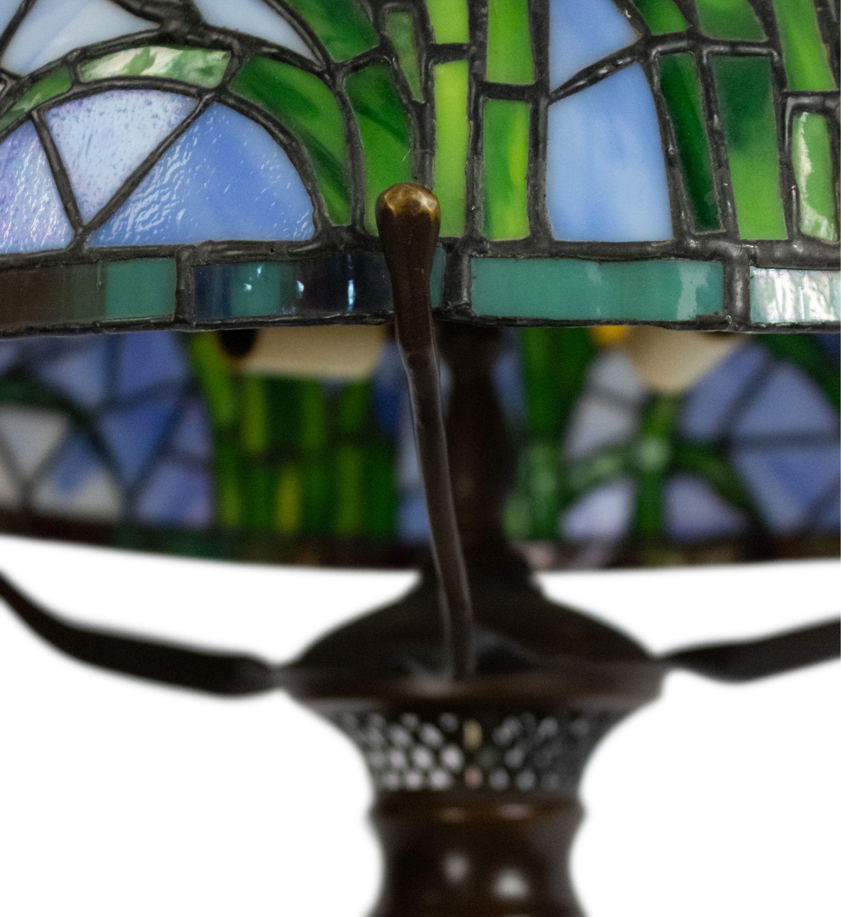 Verre teinté Lampe de table Tiffany de style victorien américain en vente