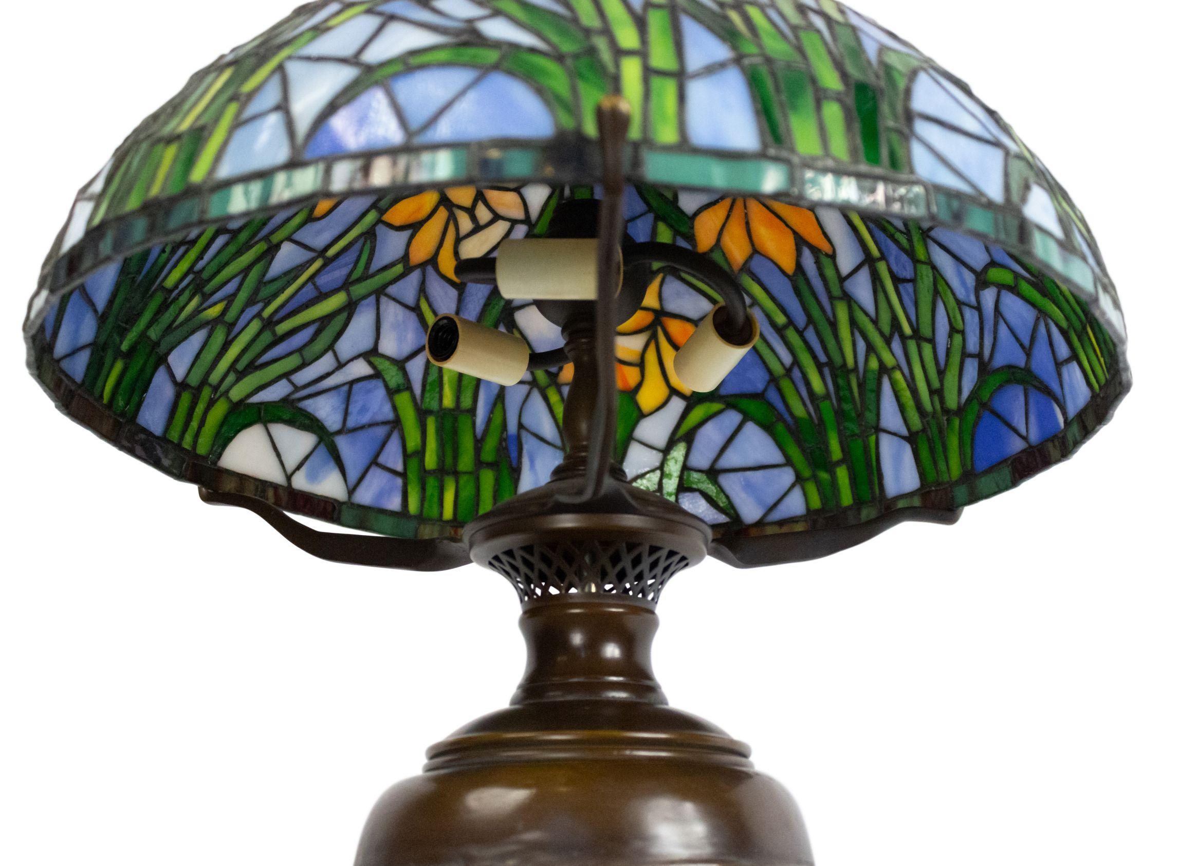 Amerikanische Tiffany-Tischlampe im viktorianischen Stil (Buntglas) im Angebot