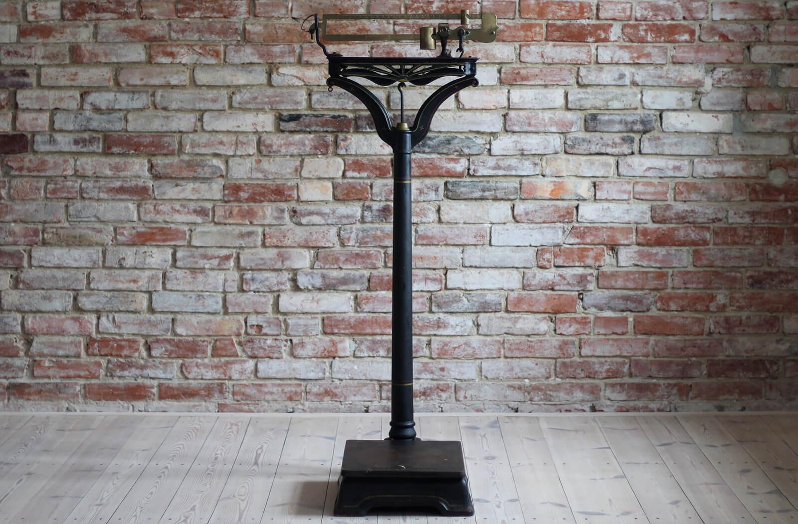 This scale was produced by the world-famous company Fairbanks, which has been operating continuously since 1830 until today. Fairbanks is definitely one of the brands that helped bring the U.S. into the era of industrialization. This Victorian-style