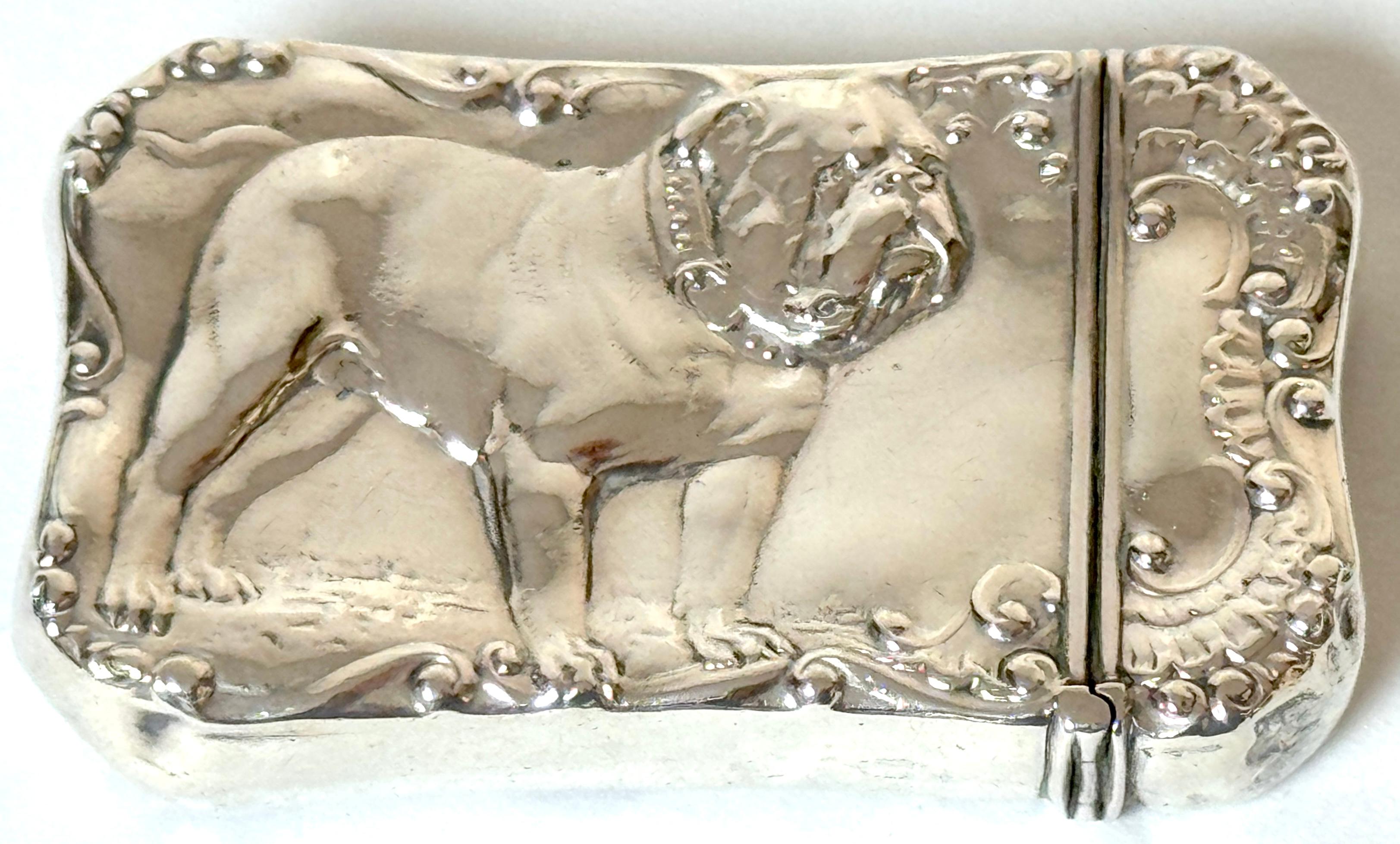 Allumette victorienne en argent sterling à motif de bouledogue par Wallace Silversmiths, circa 1890

Un coffret à allumettes (étui à vesta) en argent sterling finement détaillé par Wallace Silversmiths, représentant un bouledogue anglais de profil,