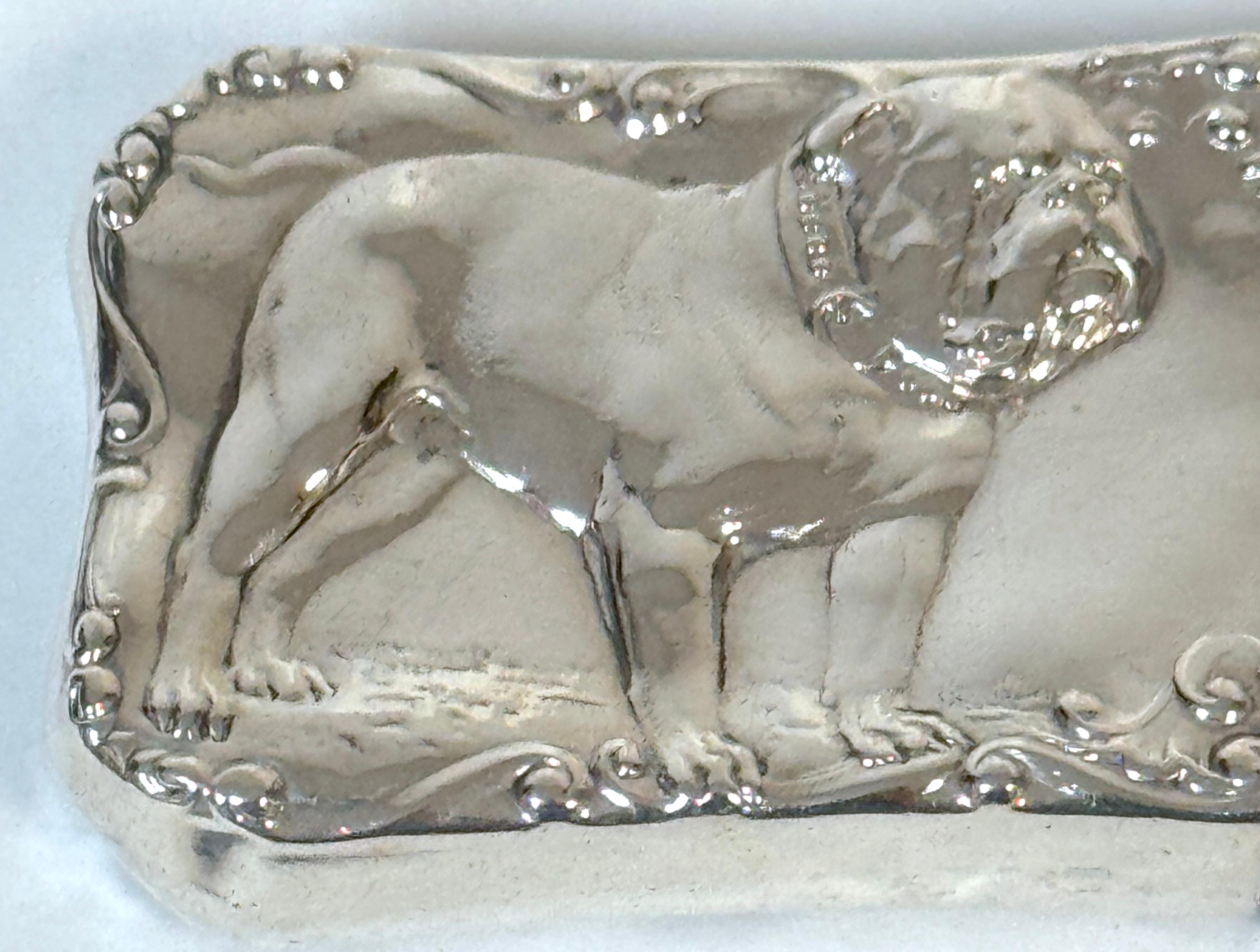 Victorien tardif Coffret d'allumettes victorien en argent sterling à motif de bouledogue par Wallace en vente