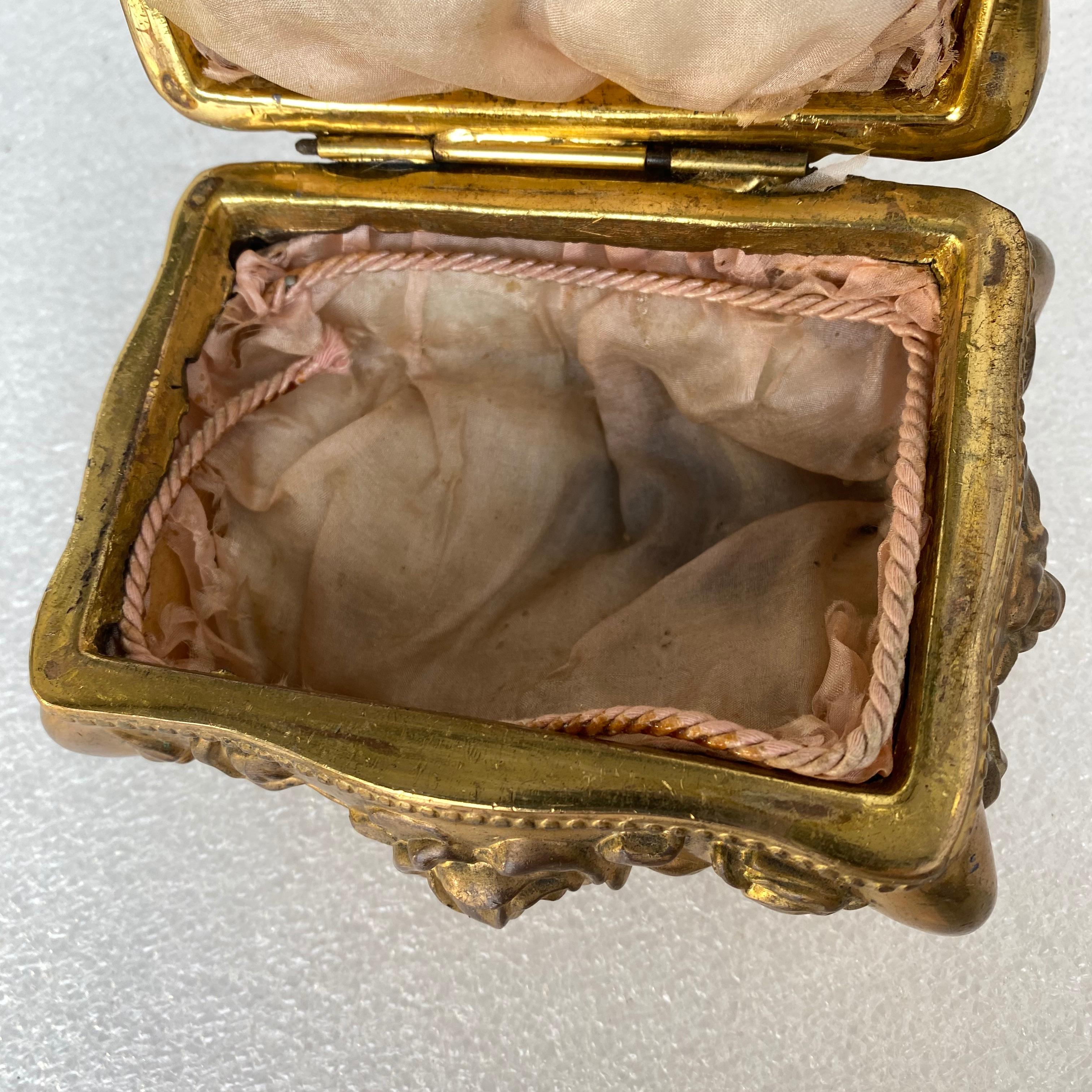 Boîte à bijoux en laiton de style victorien américain par Wade Manufacturing Group Co. en vente 7