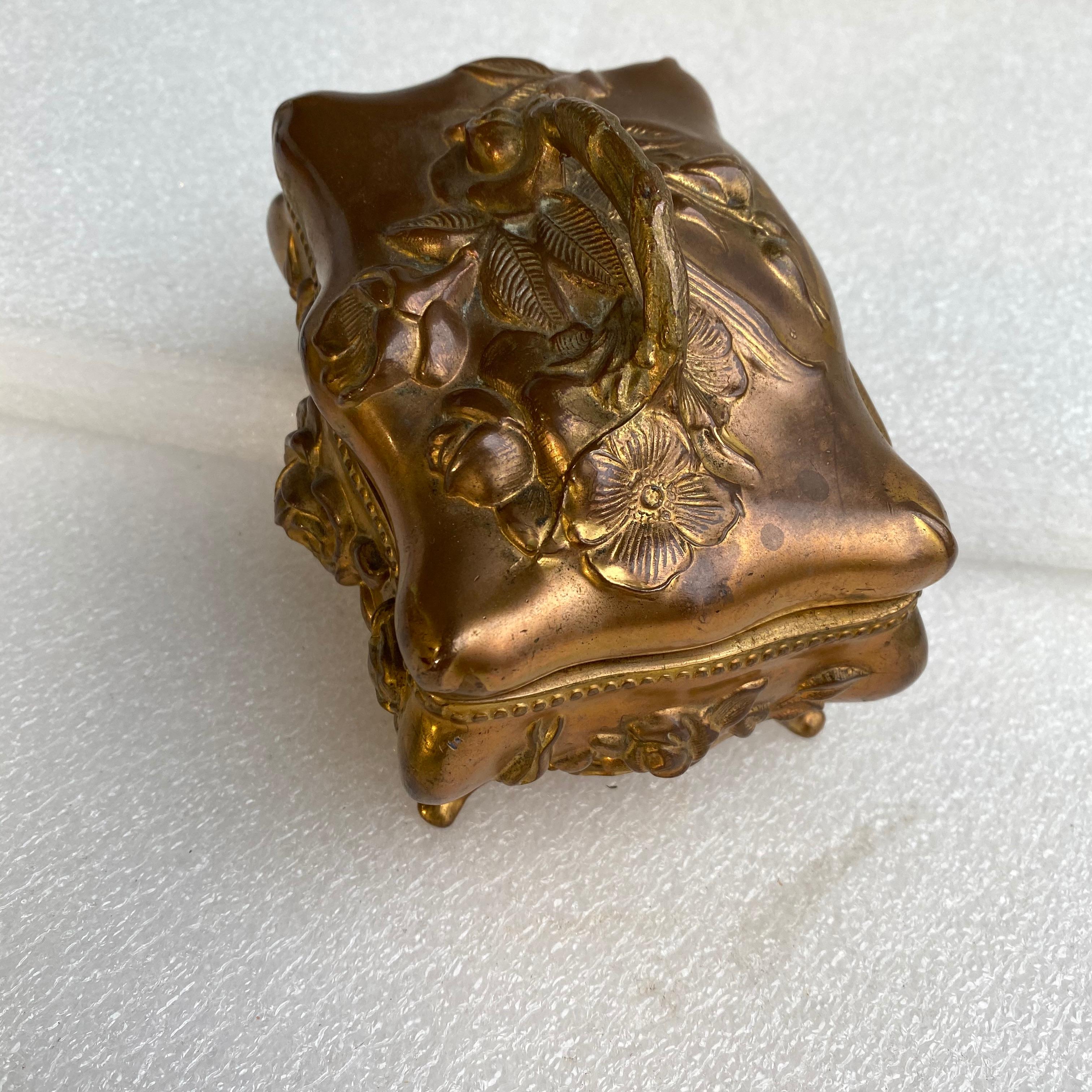 American Victorian Style Brass Jewelry Box by Wade Manufacturing Group Co. In Good Condition For Sale In Haddonfield, NJ
