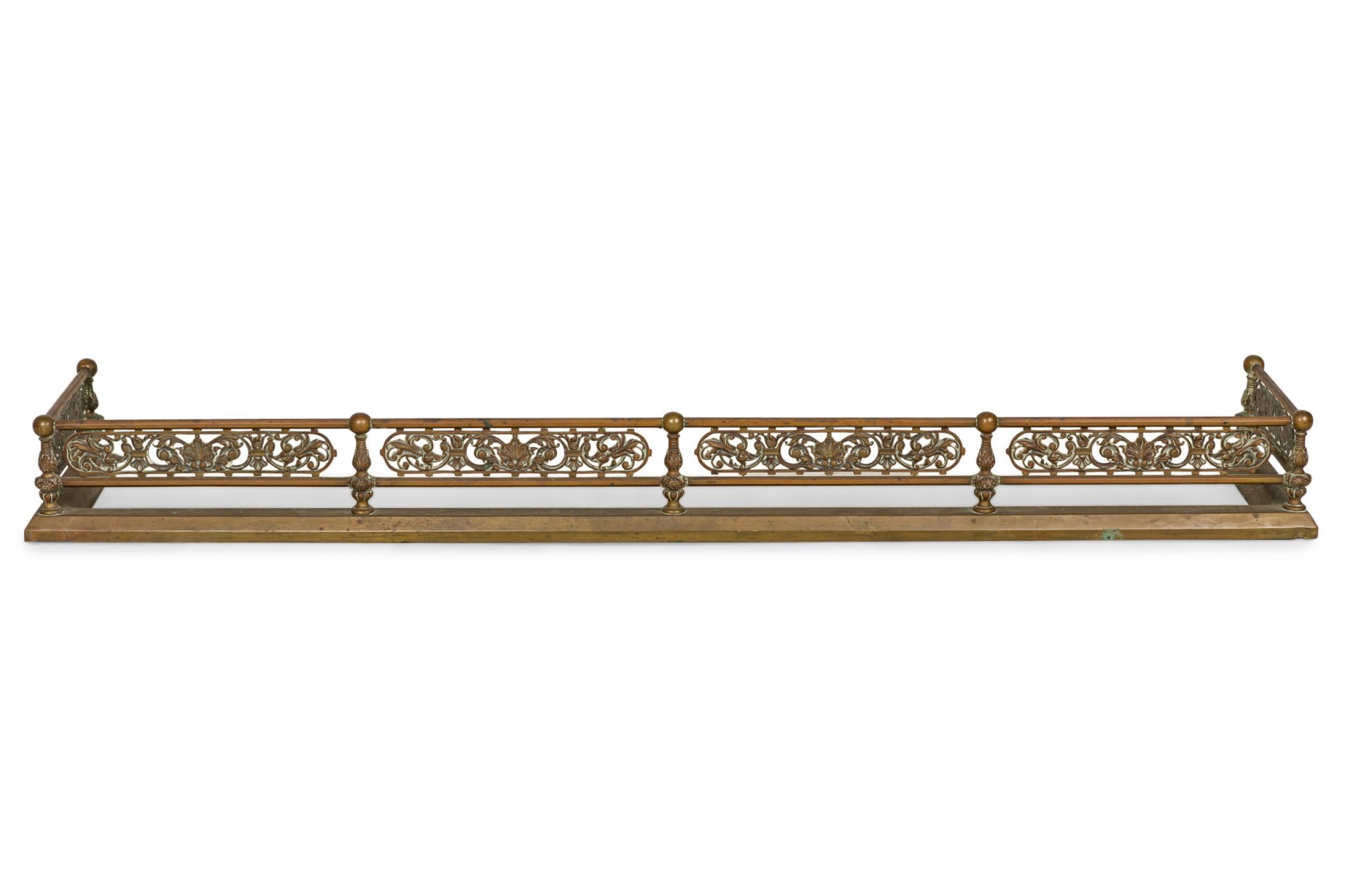 Amerikanischer Kaminschutz im viktorianischen Stil aus Bronze und Eisen mit Blattwerkmuster (20. Jahrhundert) im Angebot