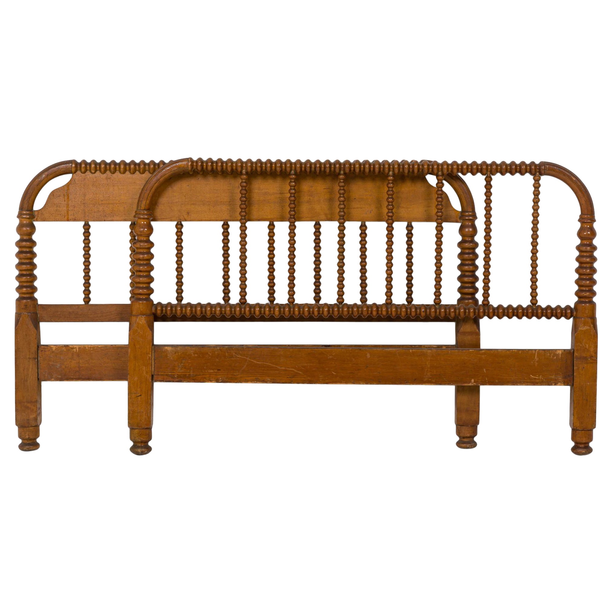 American Victorian Style Walnut Twin Bed im Angebot