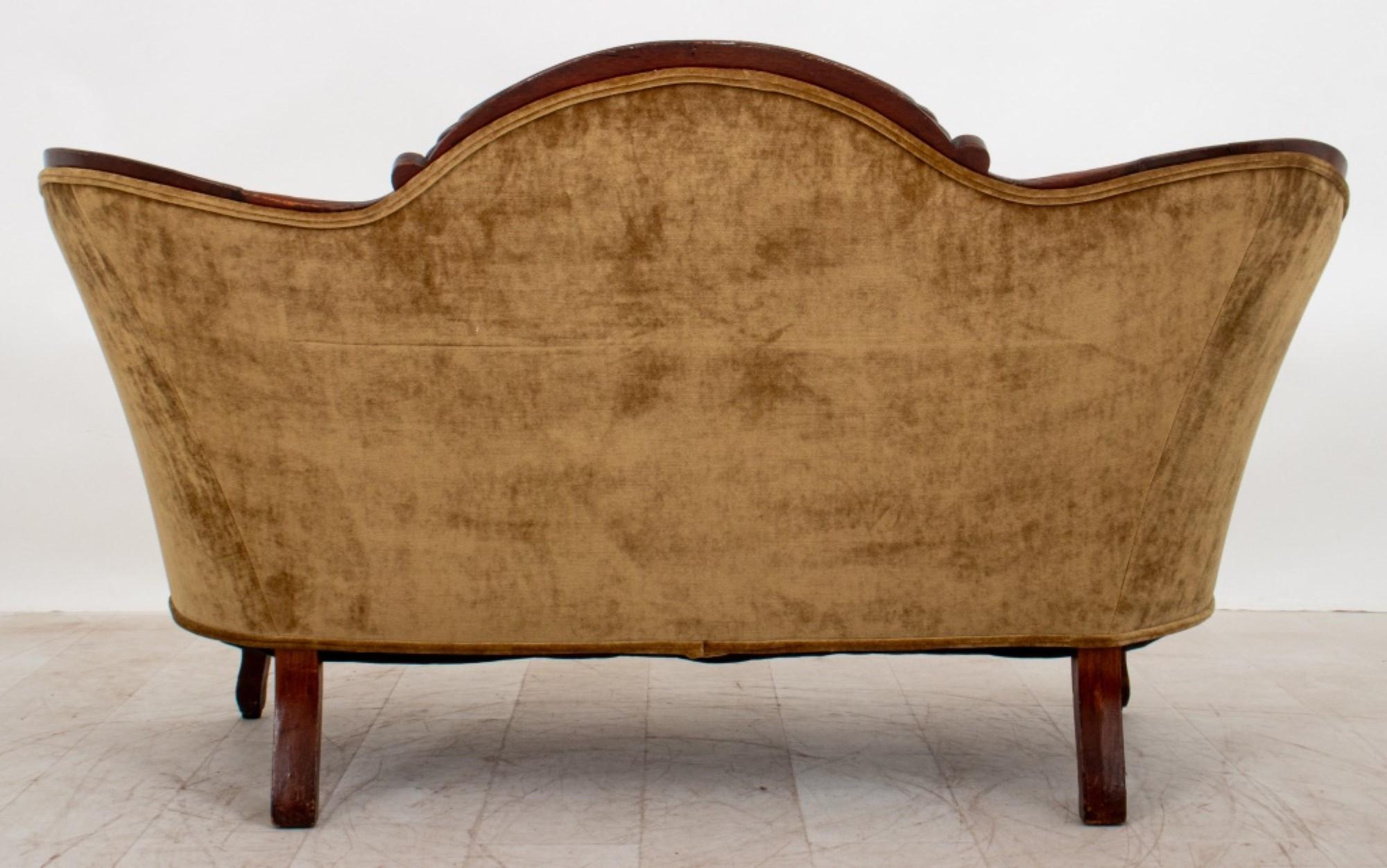 American Victorian Velvet Upholstered Settee In Good Condition In New York, NY