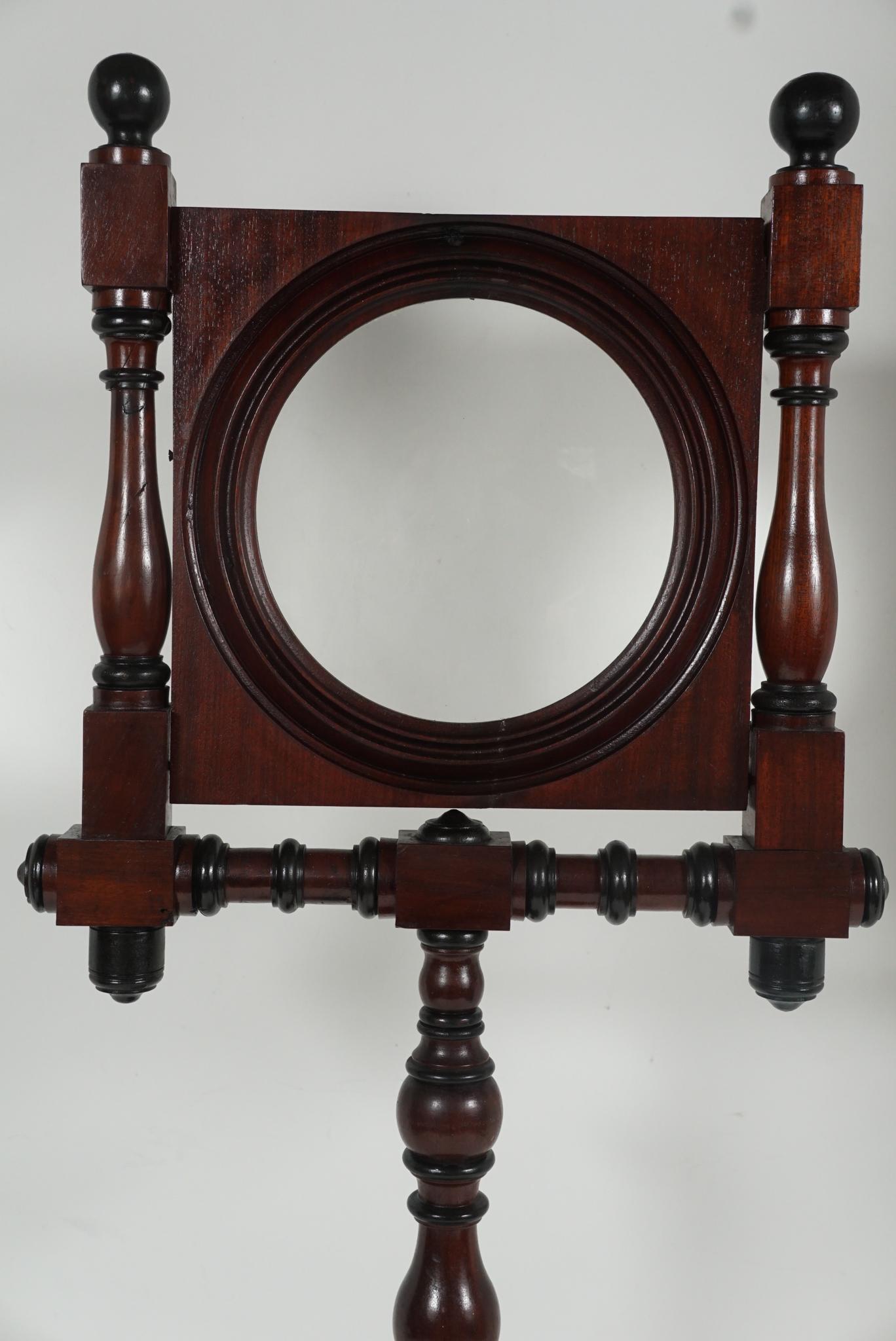 American Victorian Walnut Cased Standing Magnifying Glass In Good Condition For Sale In Hudson, NY