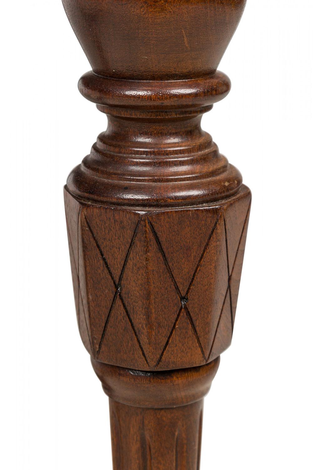 American Victorian Walnut Leather Topped Desk with Pullout Drawers in vendita 2