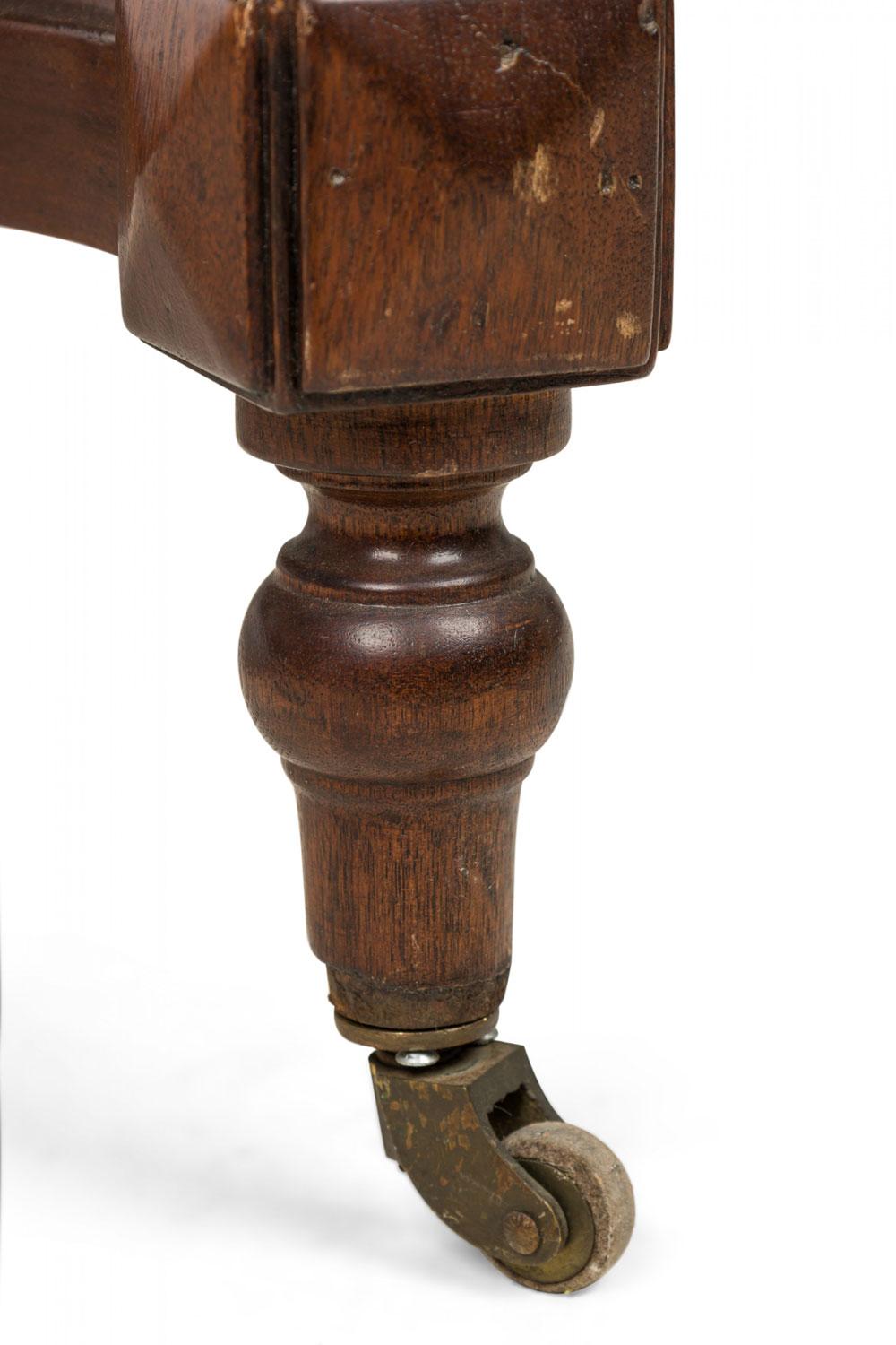 American Victorian Walnut Leather Topped Desk with Pullout Drawers in vendita 3