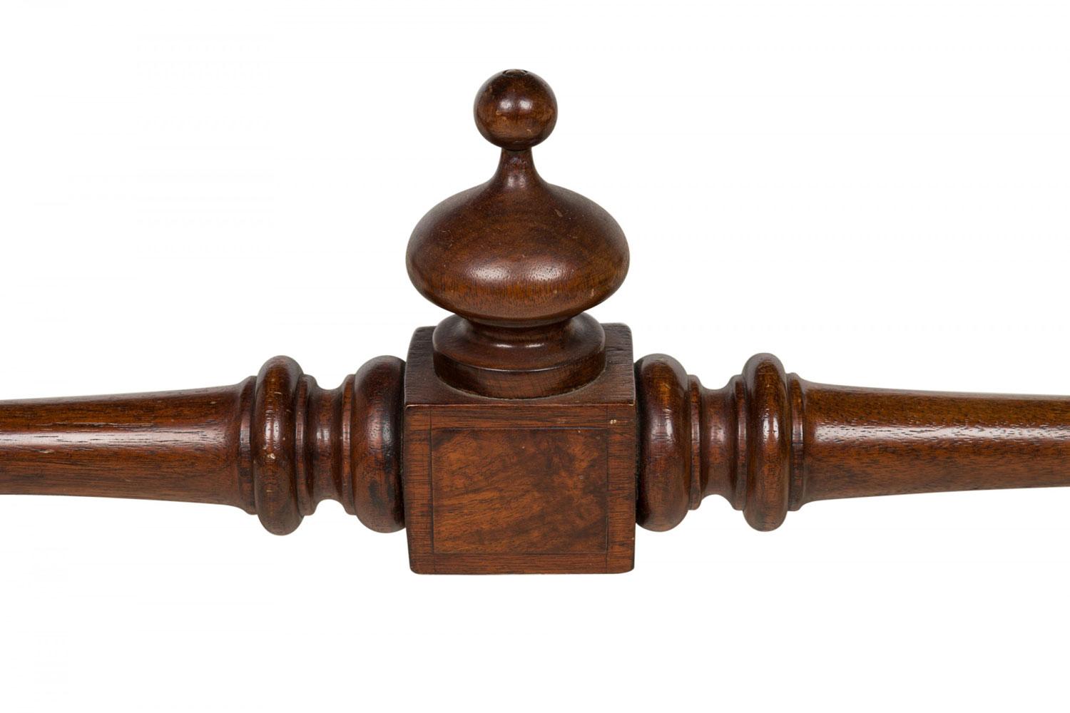 American Victorian Walnut Leather Topped Desk with Pullout Drawers in vendita 4