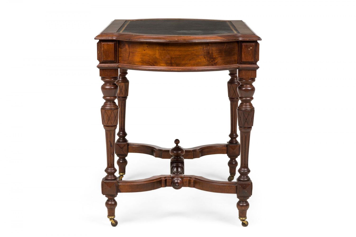 Vittoriano American Victorian Walnut Leather Topped Desk with Pullout Drawers in vendita